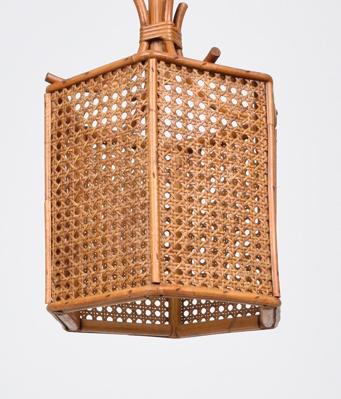 Wonderful hexagonal pendant rattan and wicker chandelier in the French Riviera style. This incredible piece was made in Italy in the 1960s.

This object is striking for its hexagonal bamboo shape and wicker cover structure.

This chandelier is