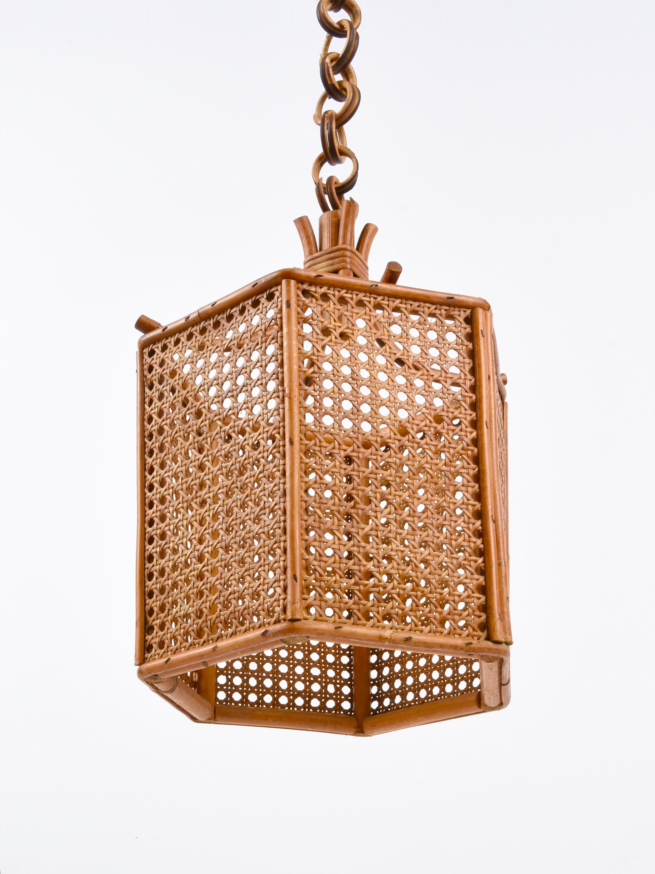 Midcentury French Riviera Hexagonal Rattan and Wicker Italian Chandelier, 1960s In Good Condition In Roma, IT