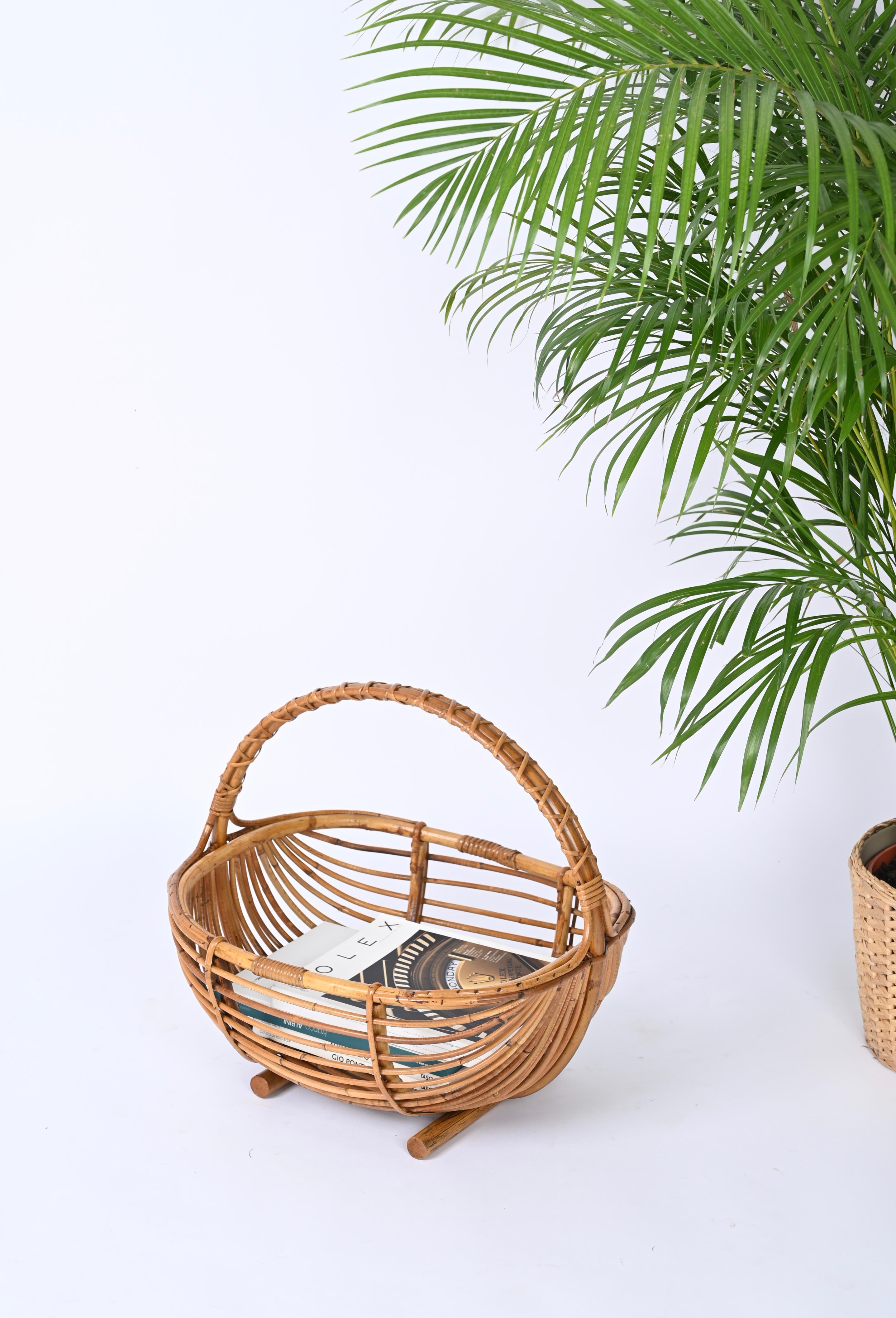 Gorgeous French Riviera style basket magazine rack in bamboo and rattan. This wonderful piece was designed in Italy during 1970s.

This lovely item can be used either o store magazines or vinyls. Fully made in a combination of curved bamboo canes