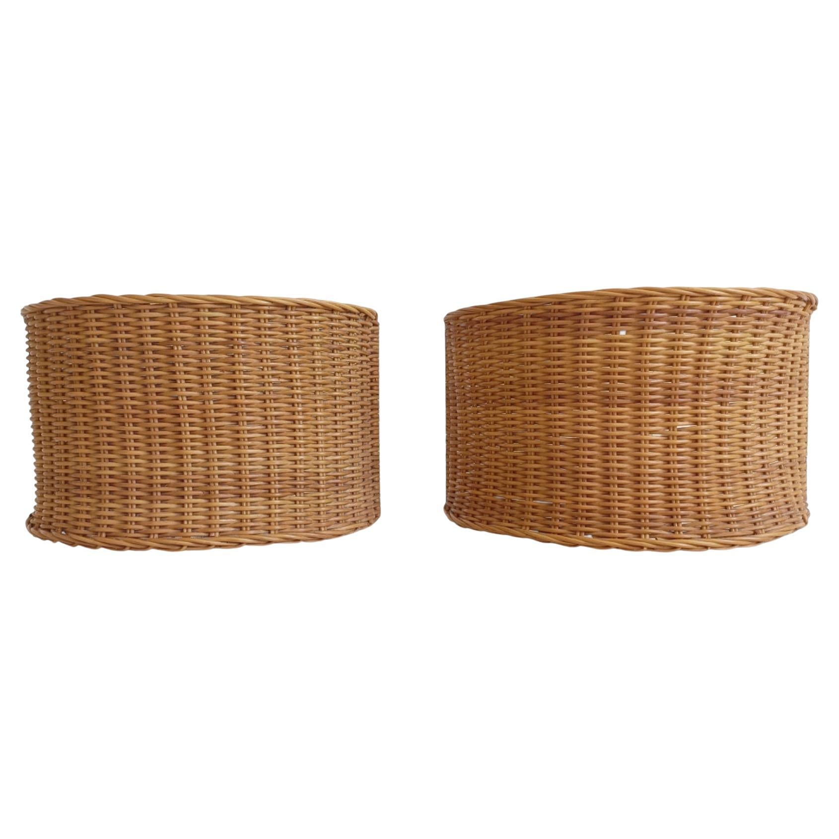 Una bellissima coppia di applique in vimini, realizzate a mano in Spagna negli anni '50 circa. Il design riflette l'artigianato mediterraneo di metà secolo, con una texture naturale e organica che dona calore e carattere a qualsiasi spazio.

Le