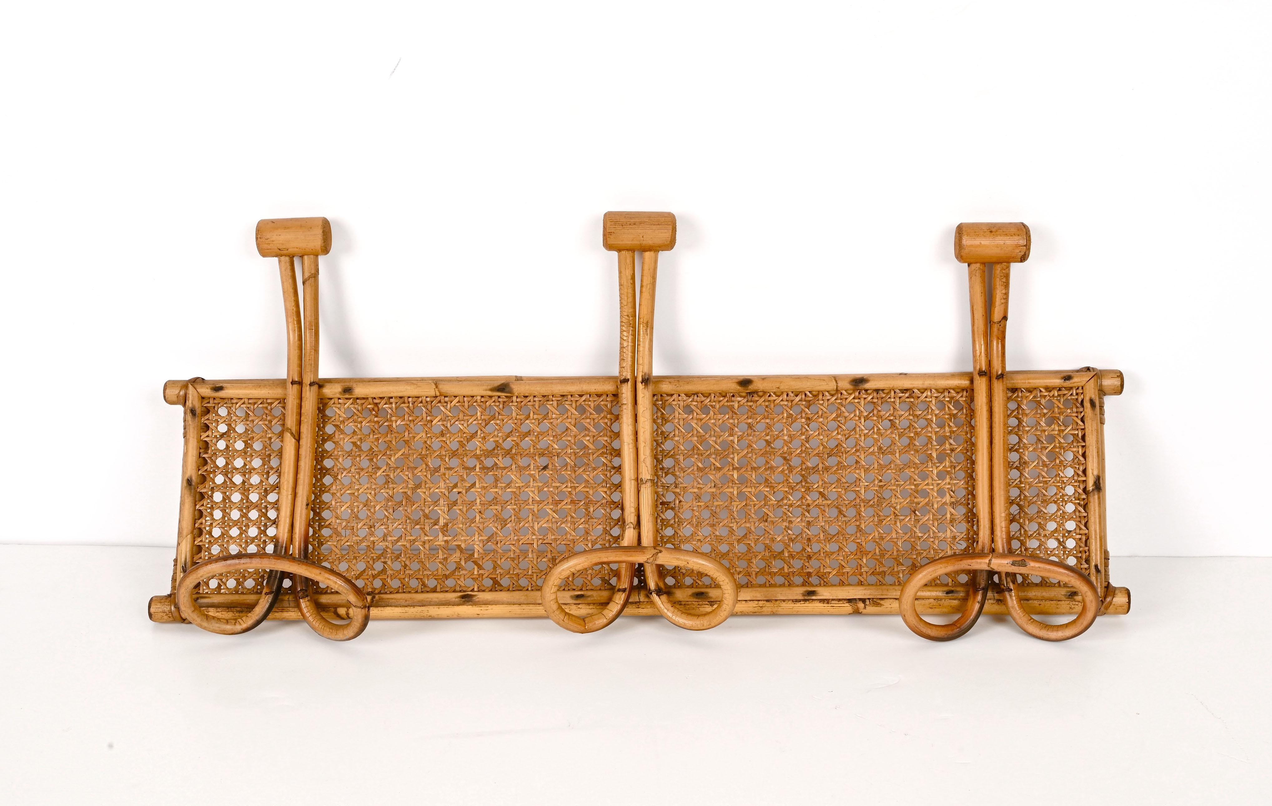 Perchero italiano de mimbre con cañas de bambú y ratán de la Riviera francesa de mediados de siglo 1960 en venta 3