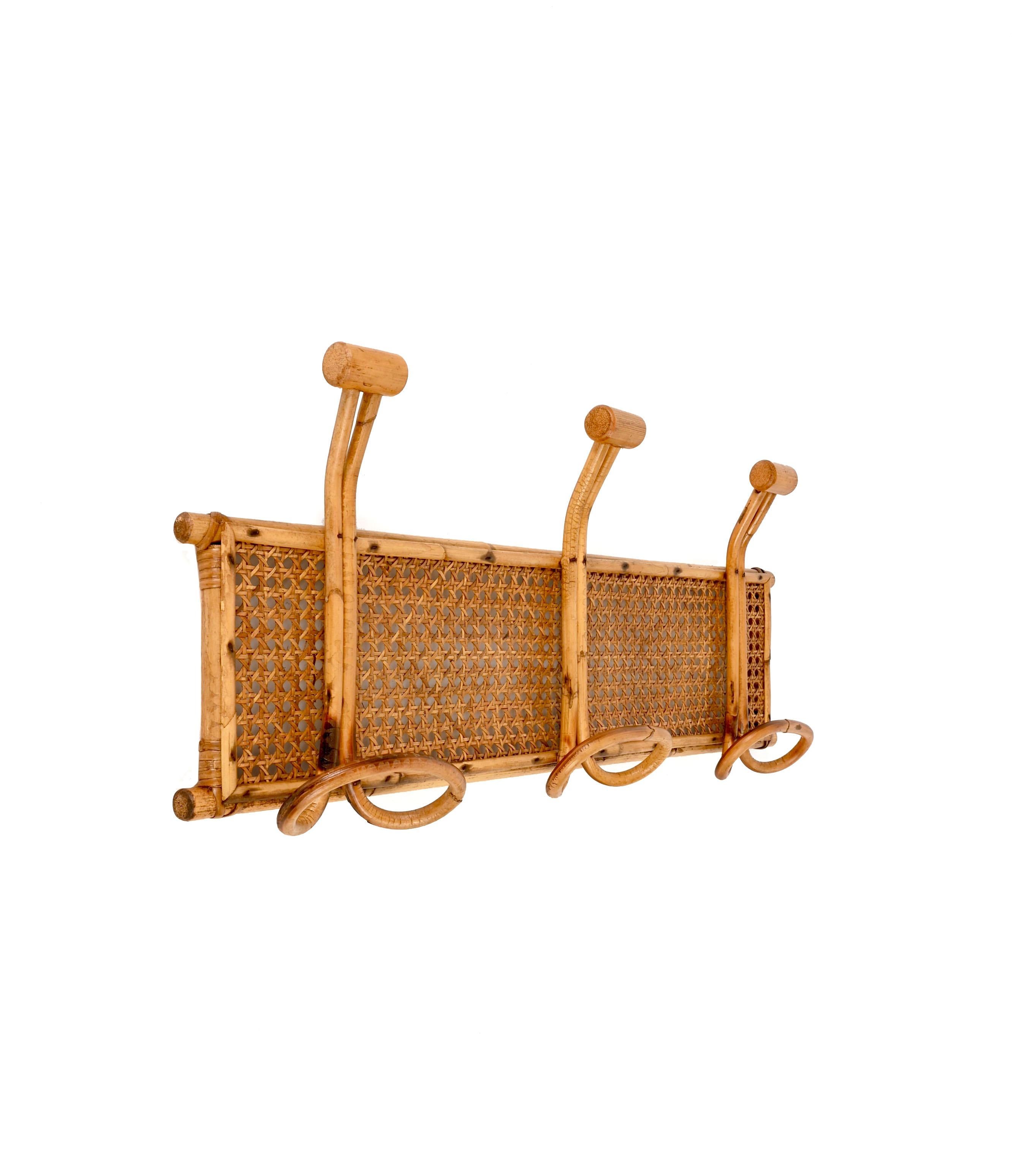 Perchero italiano de mimbre con cañas de bambú y ratán de la Riviera francesa de mediados de siglo 1960 mediados del siglo XX en venta