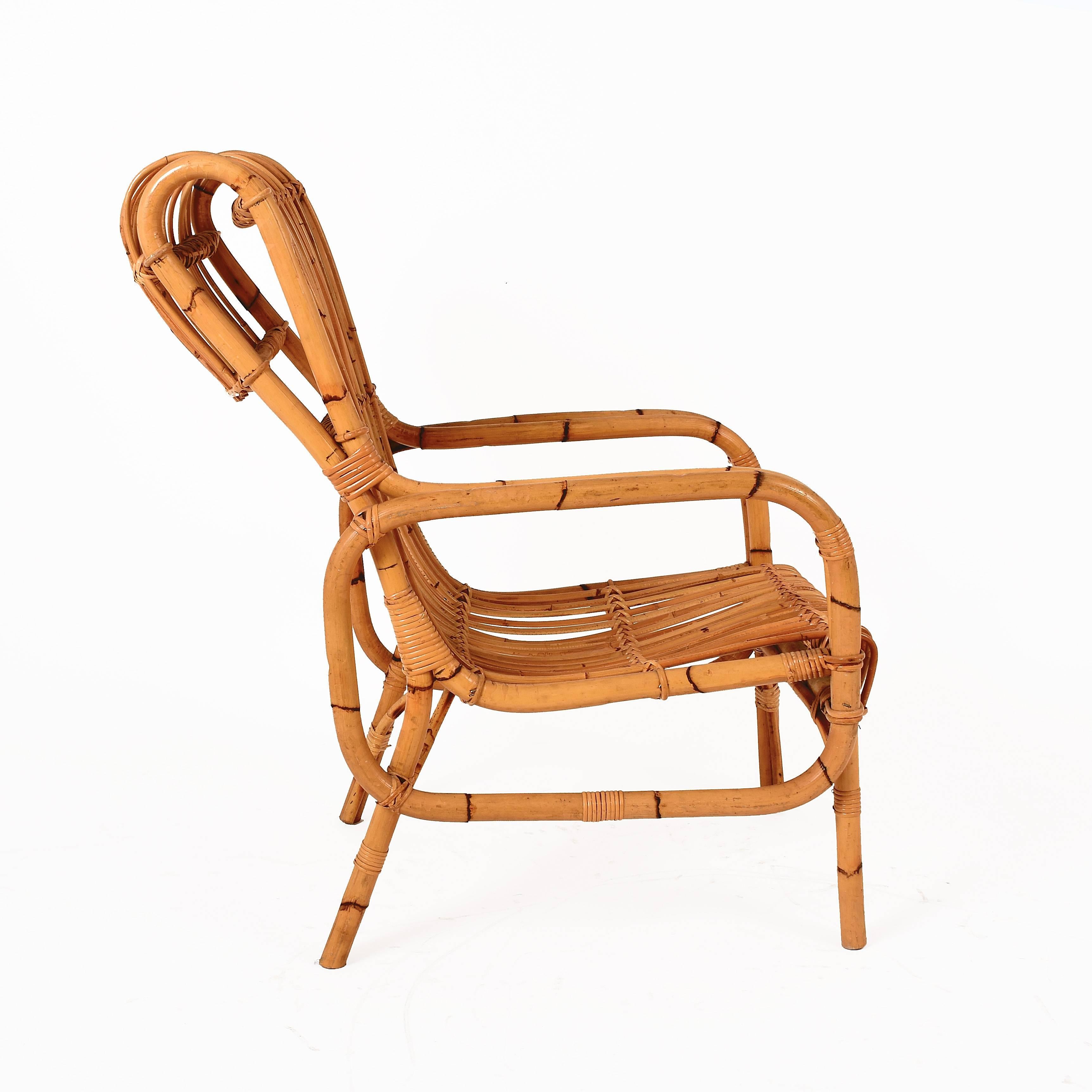 Italienischer Sessel aus Rattan und Bambus aus der Jahrhundertmitte. Dieser Artikel wurde in den 1960er Jahren in Italien hergestellt.

Die Sitzfläche besteht aus dünnen Rattan-Elementen, während die Strukturelemente aus Bambus mit einem