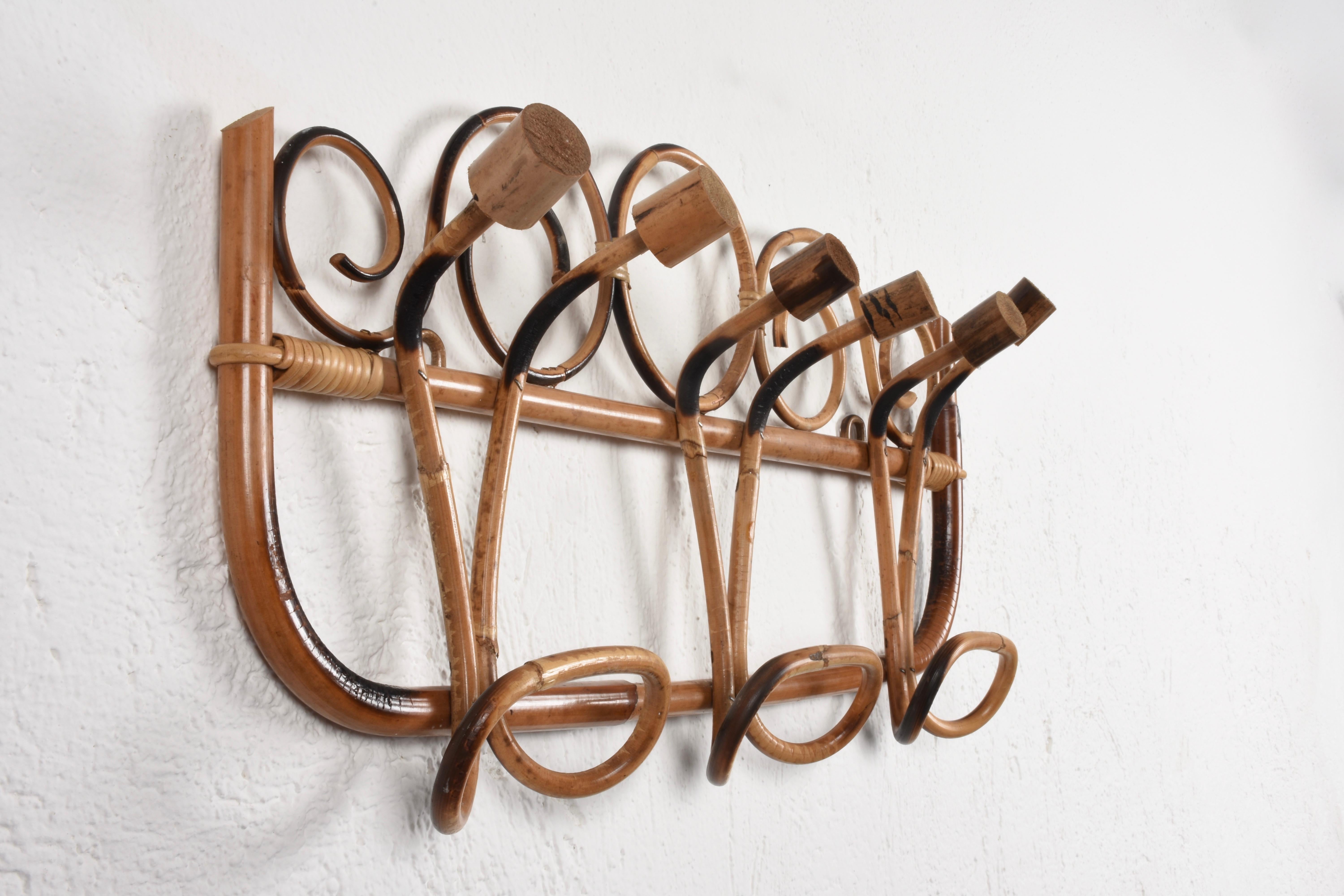 This beautiful midcentury rattan and bamboo coat hanger.

The piece was produced in Italy in 1961 and features six upper hooks and three lower hooks for hanging clothes.

An amazing item that will enrich a midcentury living room or entrance hall.