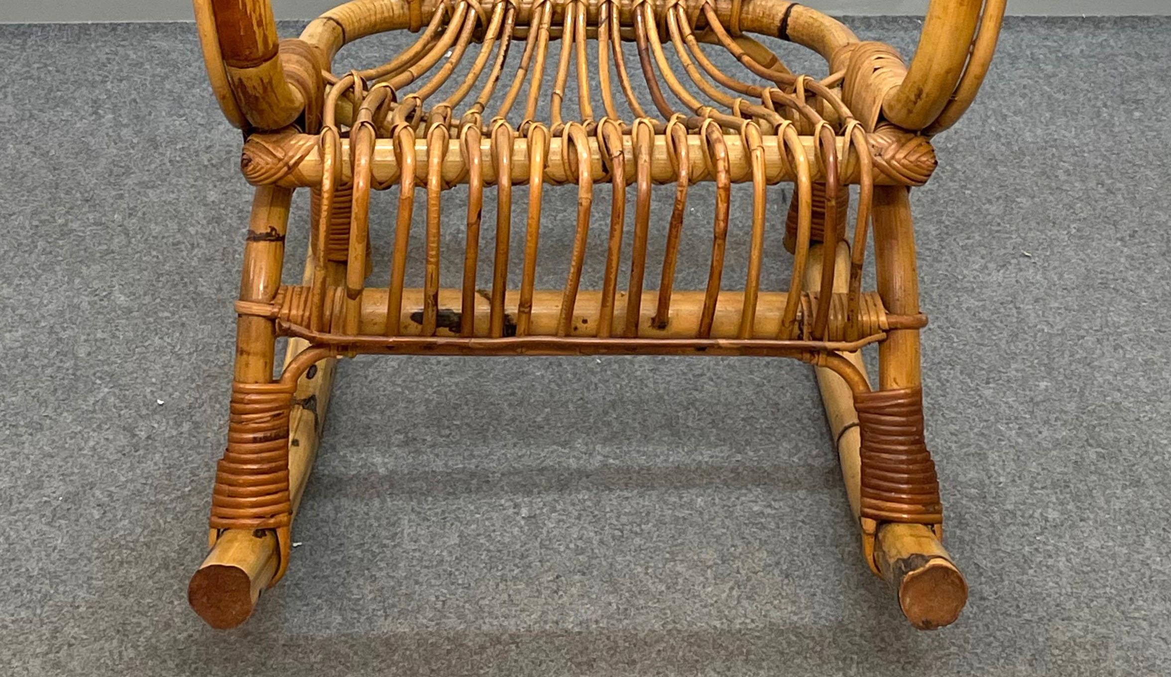 Chaise à bascule italienne de la Côte d'Azur du milieu du siècle dernier en rotin et bambou, années 1960 en vente 5