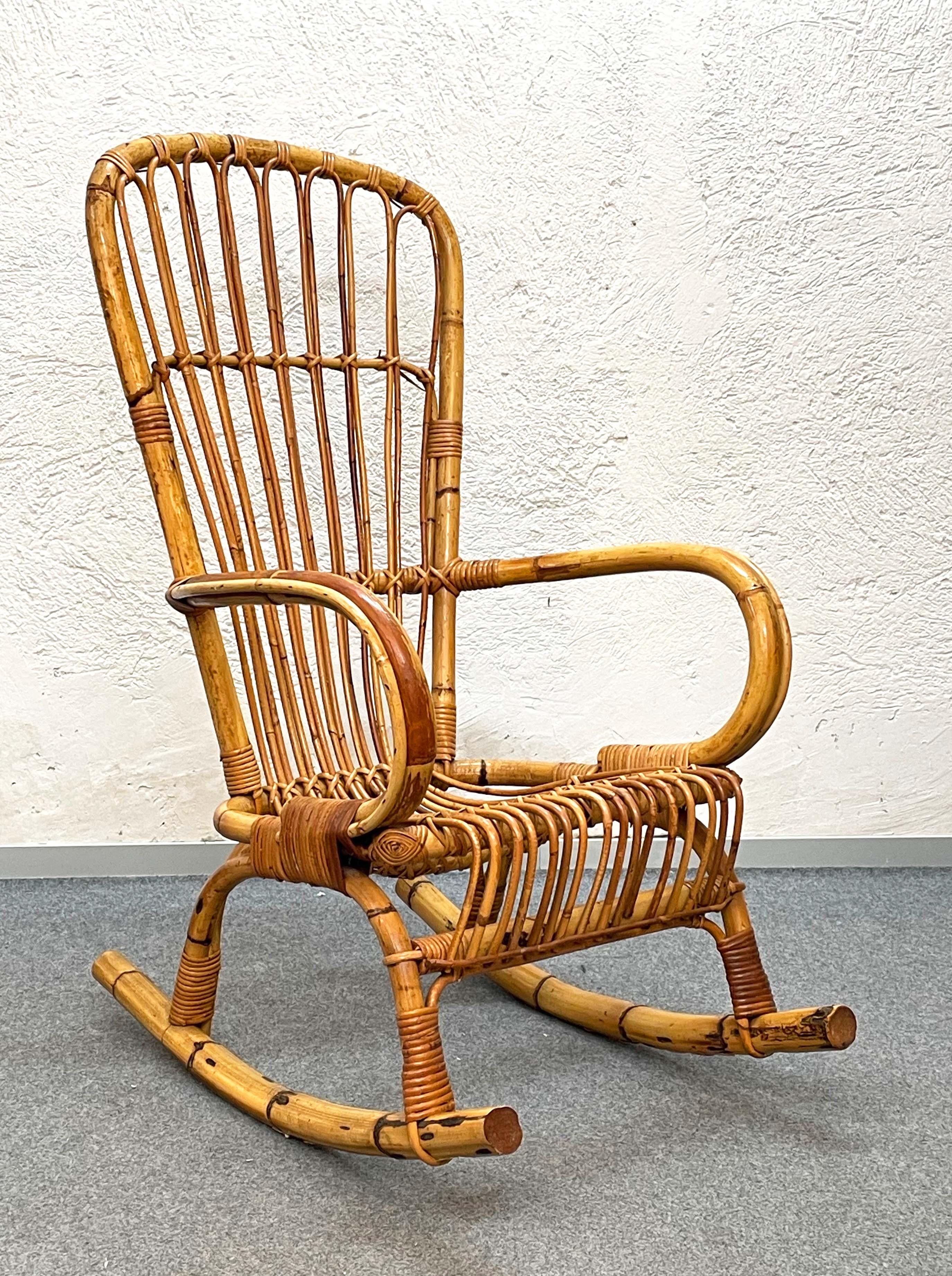 Mid-Century Modern Chaise à bascule italienne de la Côte d'Azur du milieu du siècle dernier en rotin et bambou, années 1960 en vente