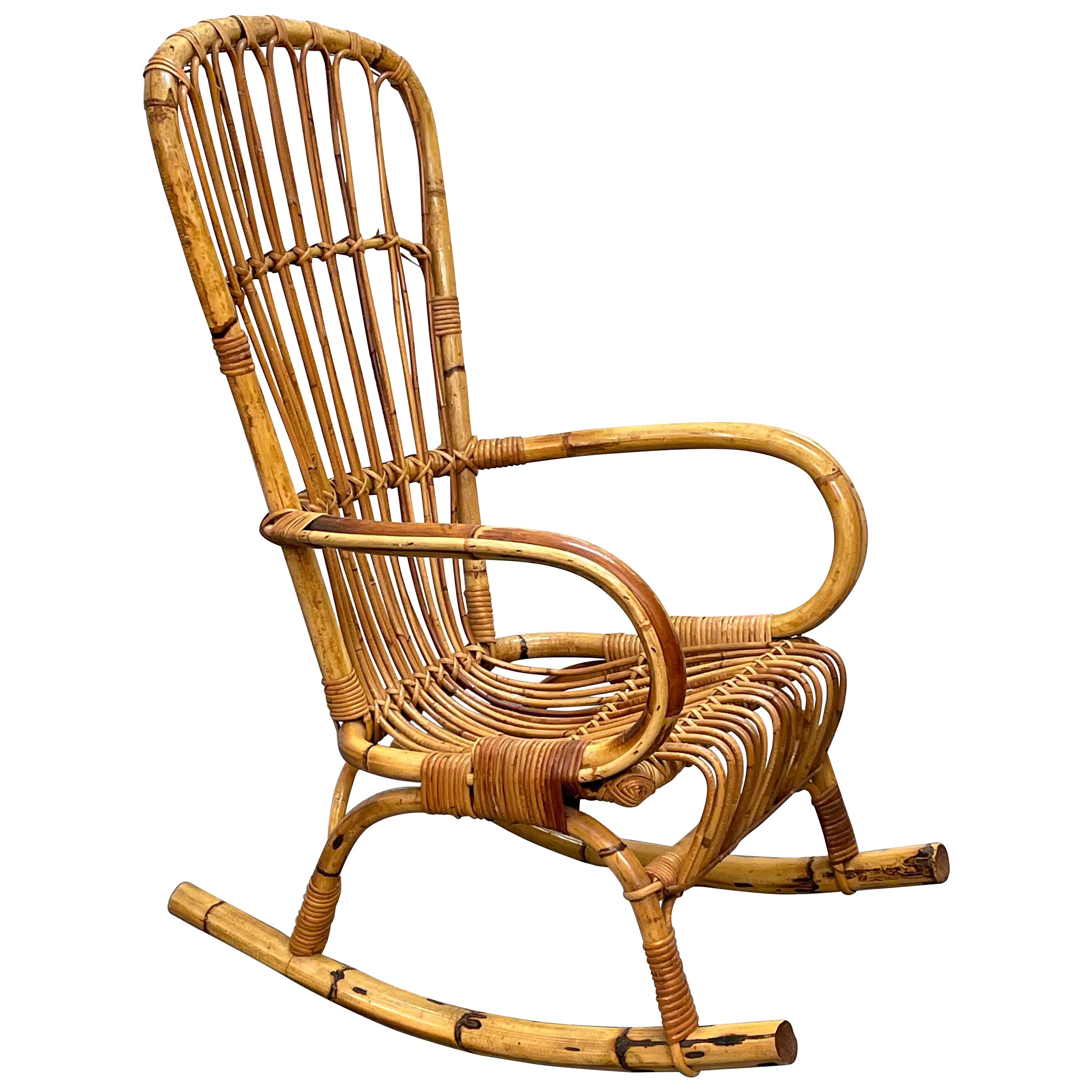 Chaise à bascule italienne de la Côte d'Azur du milieu du siècle dernier en rotin et bambou, années 1960 en vente