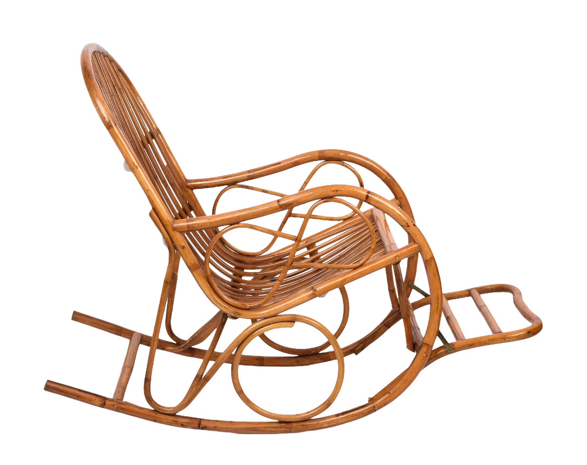 Elegant fauteuil à bascule midcentury French Riviera avec pouf en rotin et bambou. Cette pièce fantastique a été conçue et fabriquée en Italie dans les années 1970.

Cette chaise est unique parce qu'elle a des proportions parfaites et est très