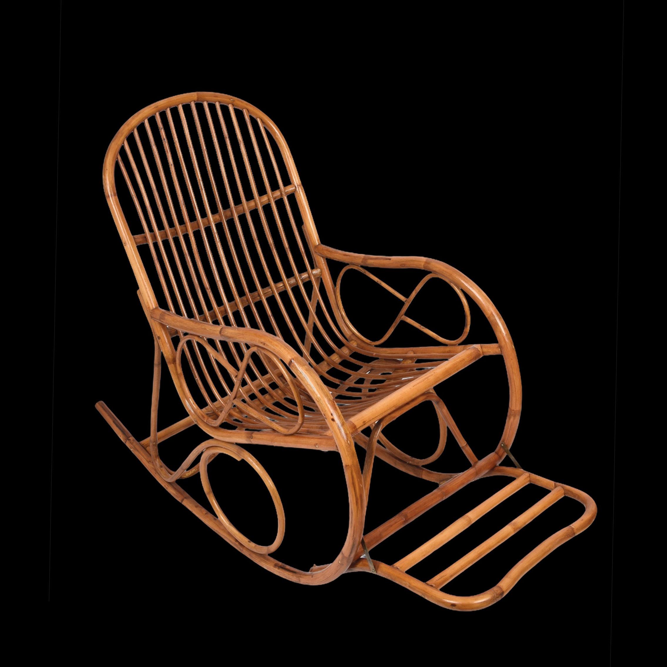 Mid-Century Modern Chaise à bascule italienne de la Côte d'Azur du milieu du siècle dernier en rotin et bambou, 1970 en vente