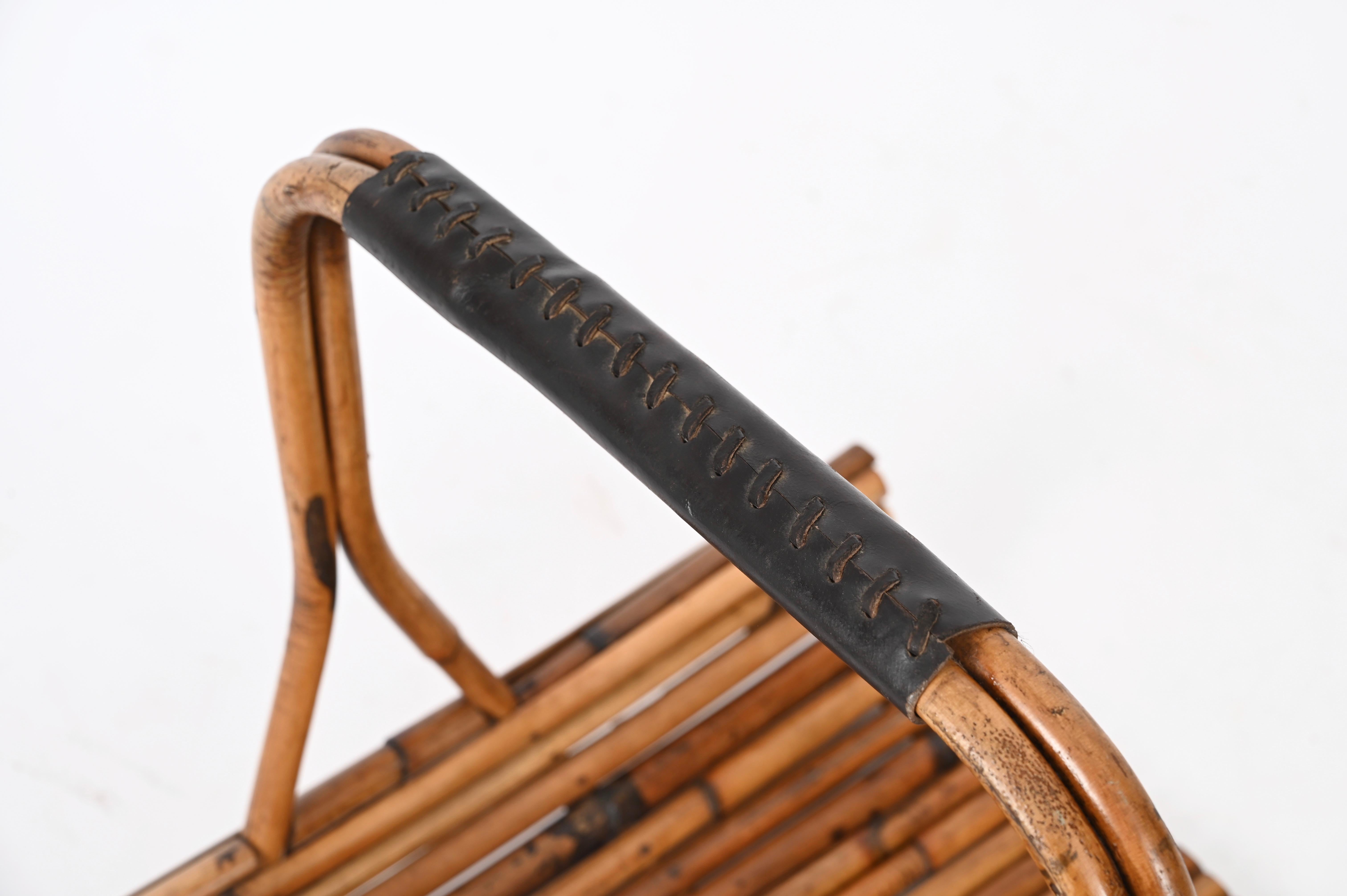 Midcentury French Riviera Rattan and Leather Italian Magazine Rack, 1960s In Good Condition For Sale In Roma, IT