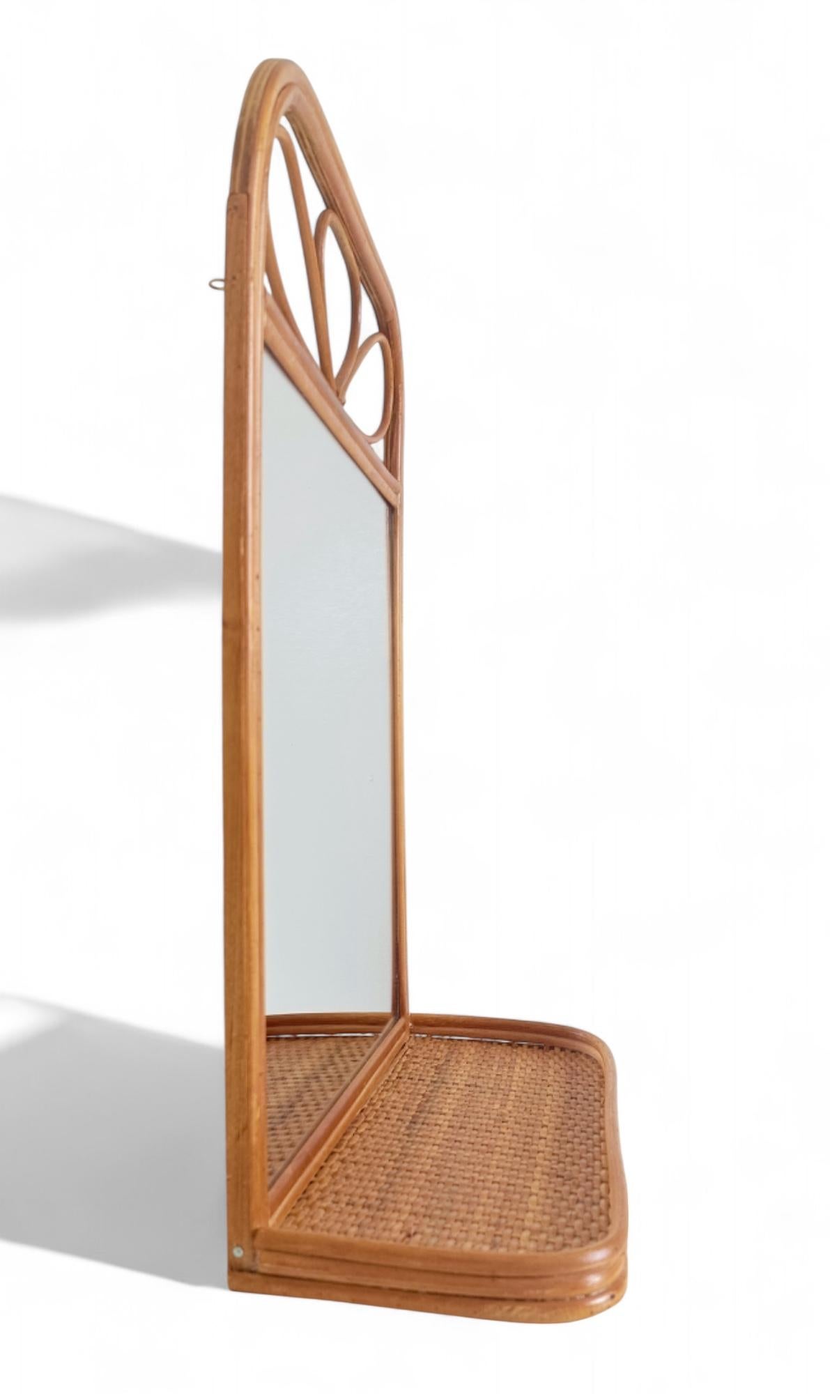Midcentury French Riviera Rattan and Wicker Mirror with Shelf, Spain, 1960s–70s (Spanisch) im Angebot