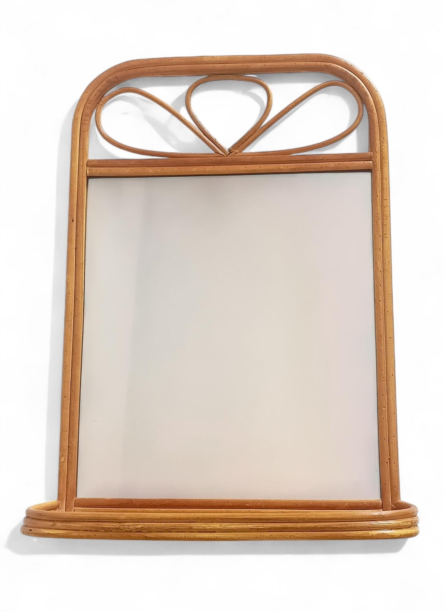 Midcentury French Riviera Rattan and Wicker Mirror with Shelf, Spain, 1960s–70s (Handgefertigt) im Angebot