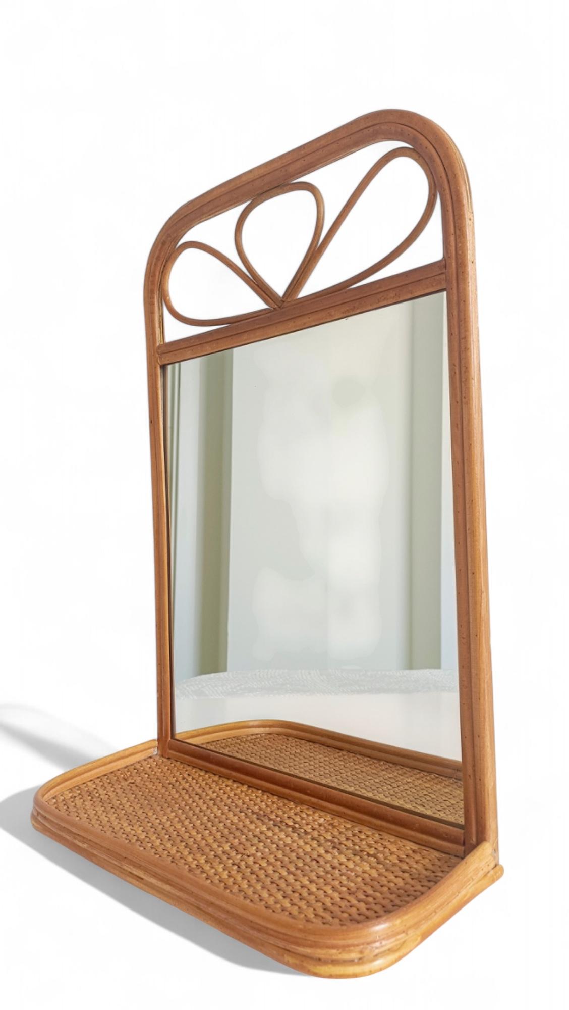 Midcentury French Riviera Rattan and Wicker Mirror with Shelf, Spain, 1960s–70s (Ende des 20. Jahrhunderts) im Angebot