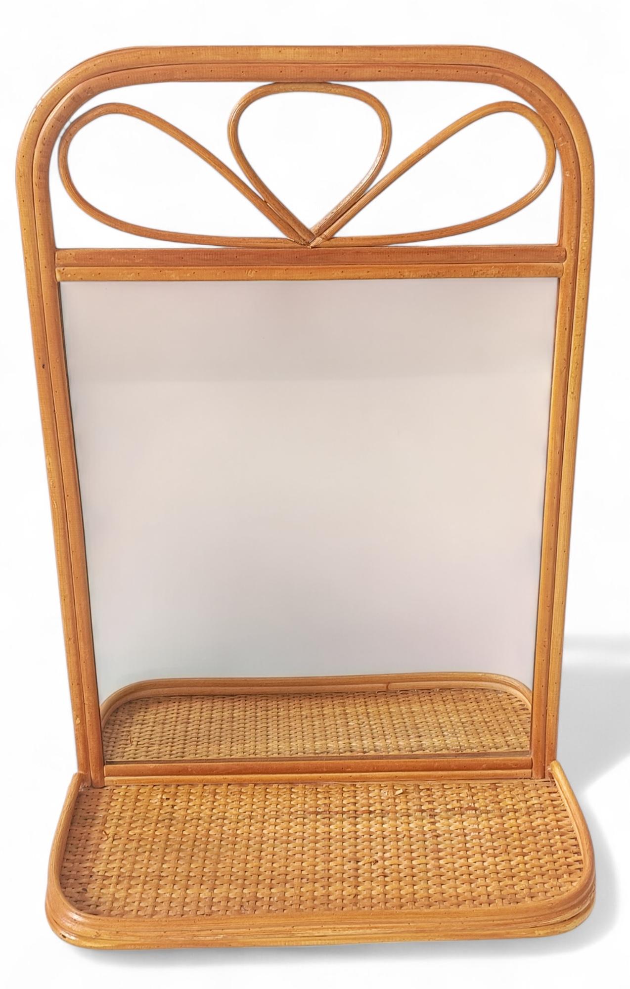 Midcentury French Riviera Rattan and Wicker Mirror with Shelf, Spain, 1960s–70s (Korbweide) im Angebot