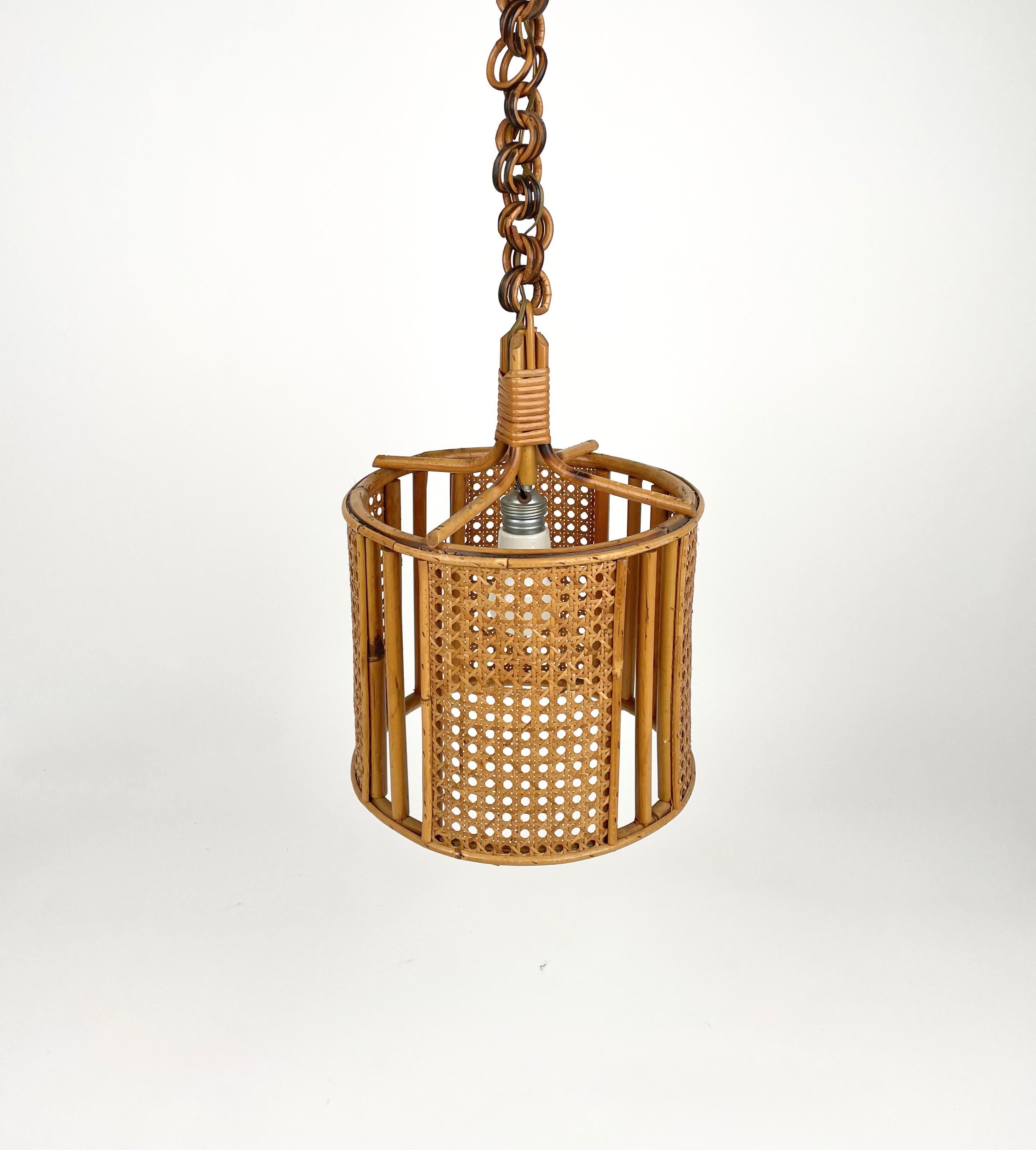 Wonderful pendant rattan and wicker chandelier in the French Riviera style. 

This incredible piece was made in Italy in the 1960s.


This chandelier is perfect for a mid-century living room or kitchen.