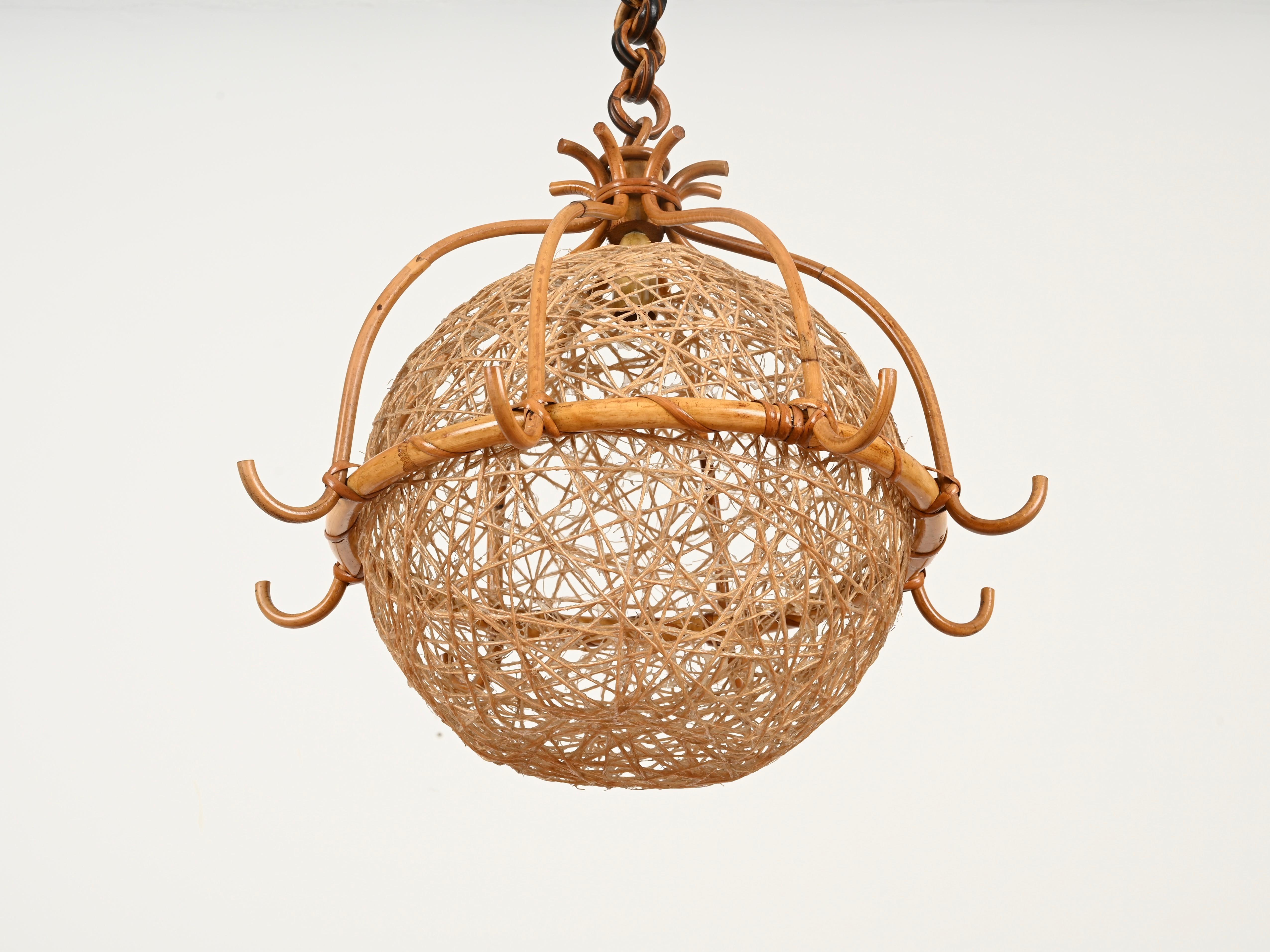 Mid-Century moderno Ciondolo rotondo in rattan e vimini della Costa Azzurra del Medioevo con catena, Italia 1960 in vendita