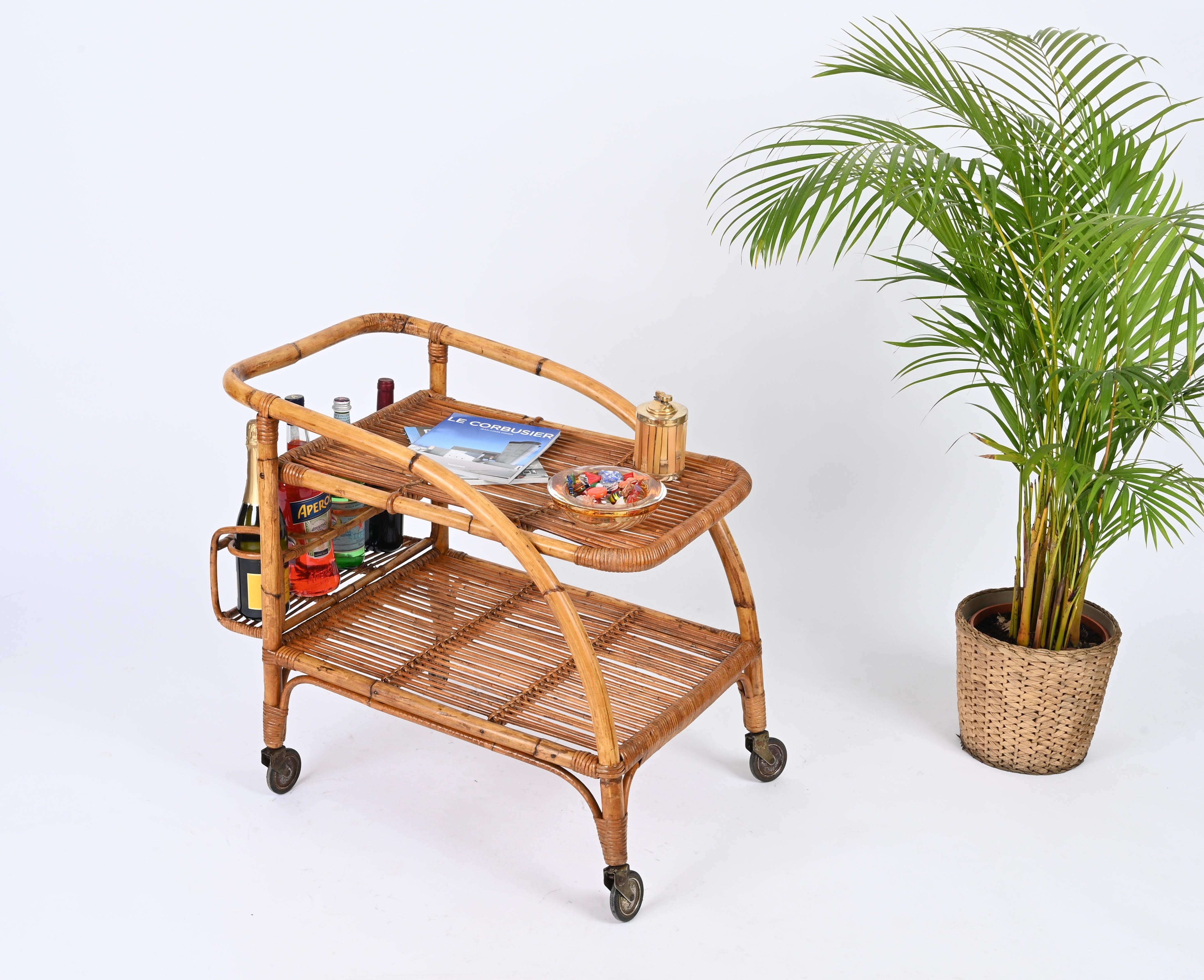 Prächtiger Bio-Barwagen aus der Jahrhundertmitte mit Flaschenhalter, komplett aus Bambus, Rattan und handgeflochtener Weide. Dieser schöne Wagen im Stil der französischen Riviera wurde in den 1960er Jahren in Italien entworfen. 

Dieser