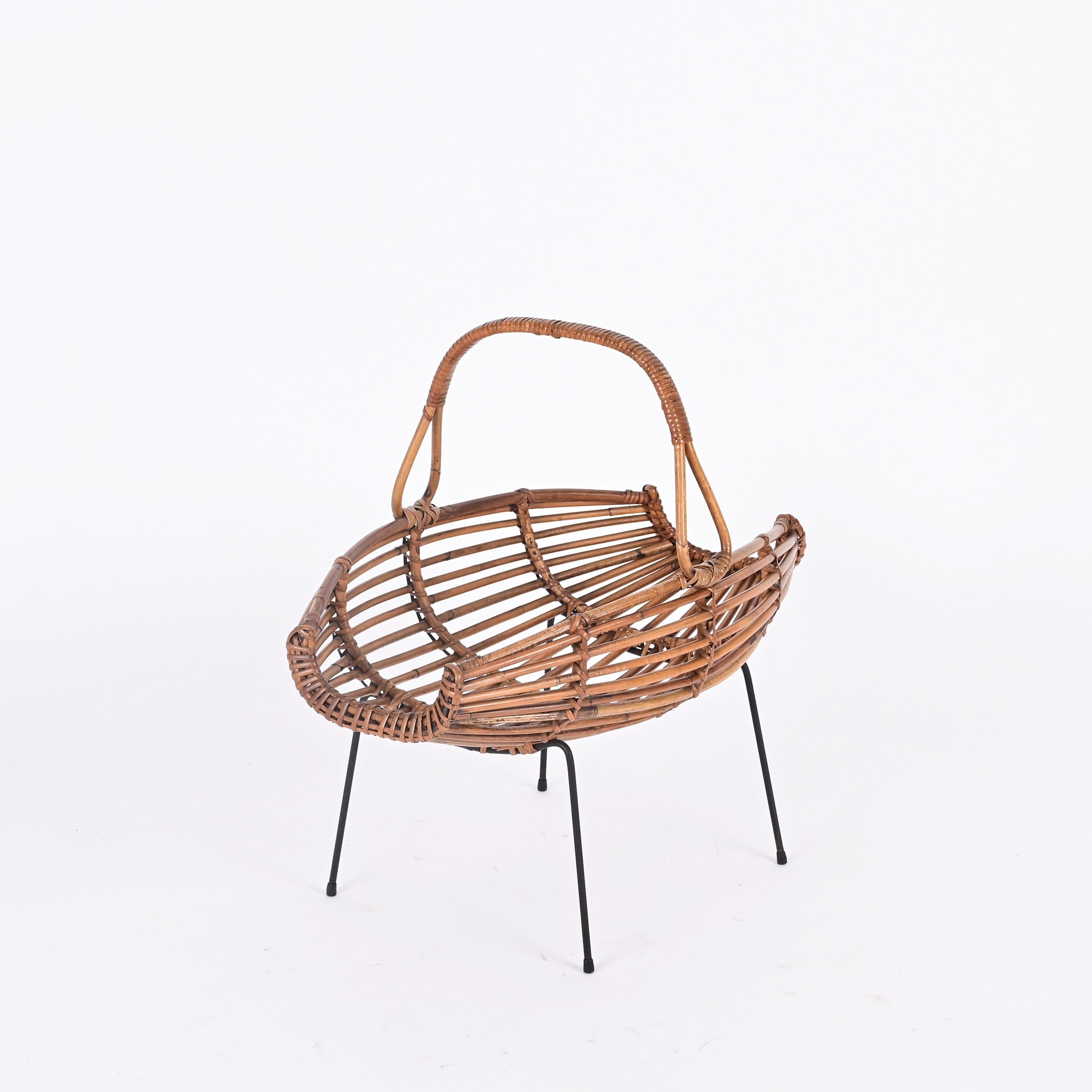 Midcentury French Riviera Rattan, Wicker and Iron Italian Magazine Rack, 1950s In Good Condition For Sale In Roma, IT
