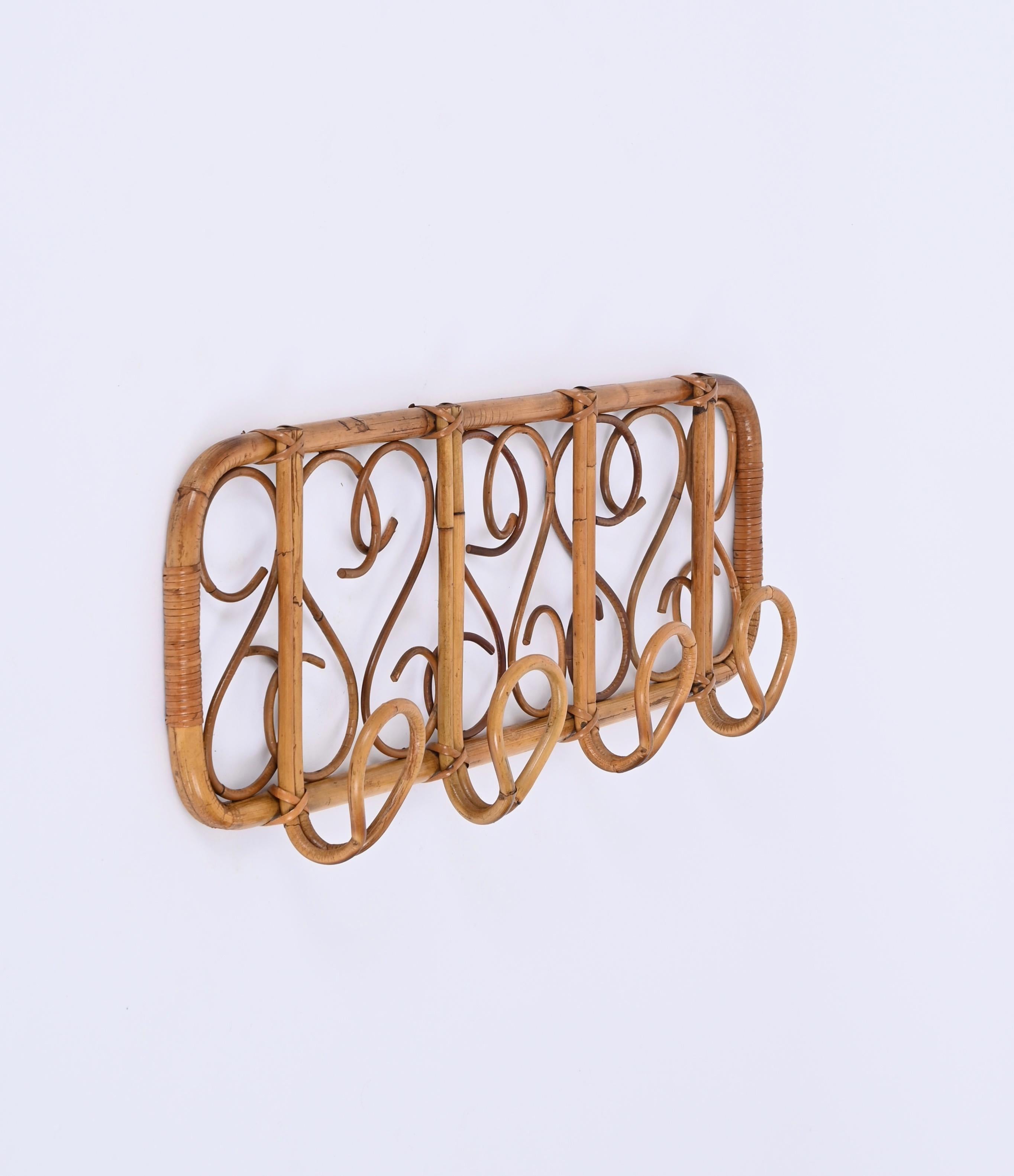 Stunning French Riviera Mid-Century coat hanger in curved bamboo, rattan and wicker. This wonderful piece was designed in Italy during the 1960s.

This unique item features a rectangular structure in curved bamboo with four perfect hooks made in