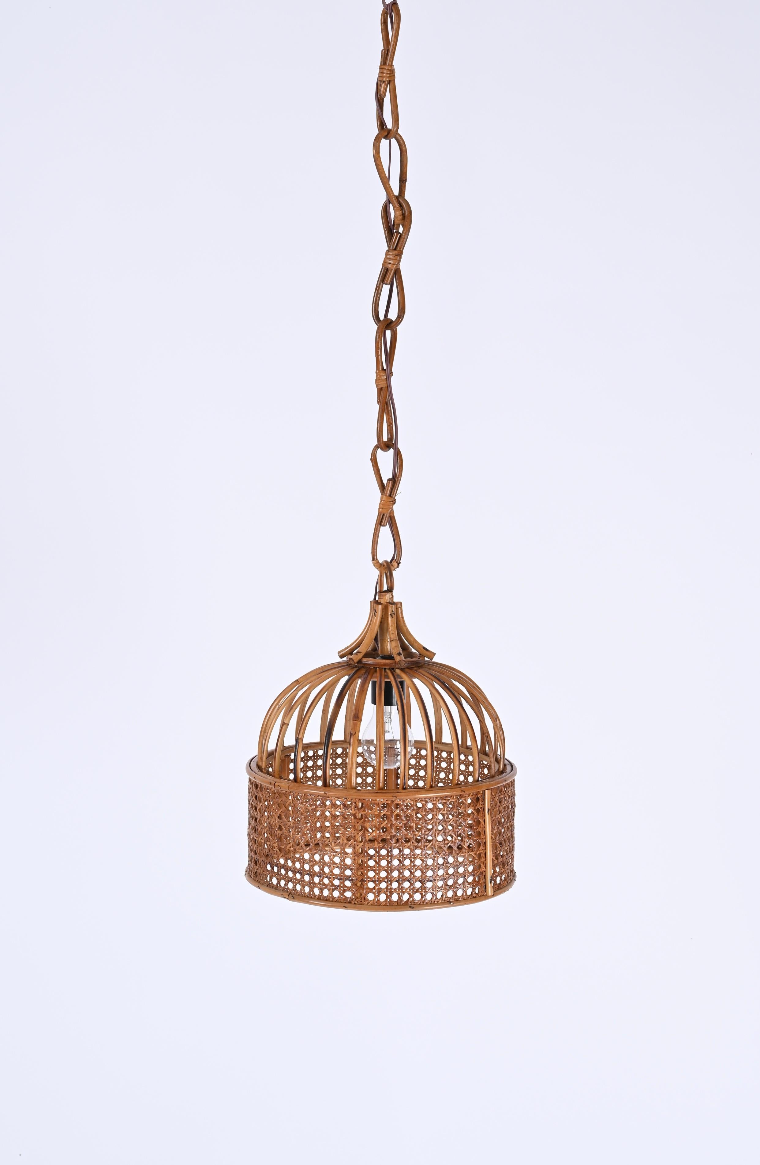 Lovely round pendant in bamboo and rattan with Vienna straw wicker shade. This gorgeous French Riviera style chandelier was designed in Italy in the 1970s. 

This unique pendant is made in a beautiful combination of curved rattan and bamboo with the