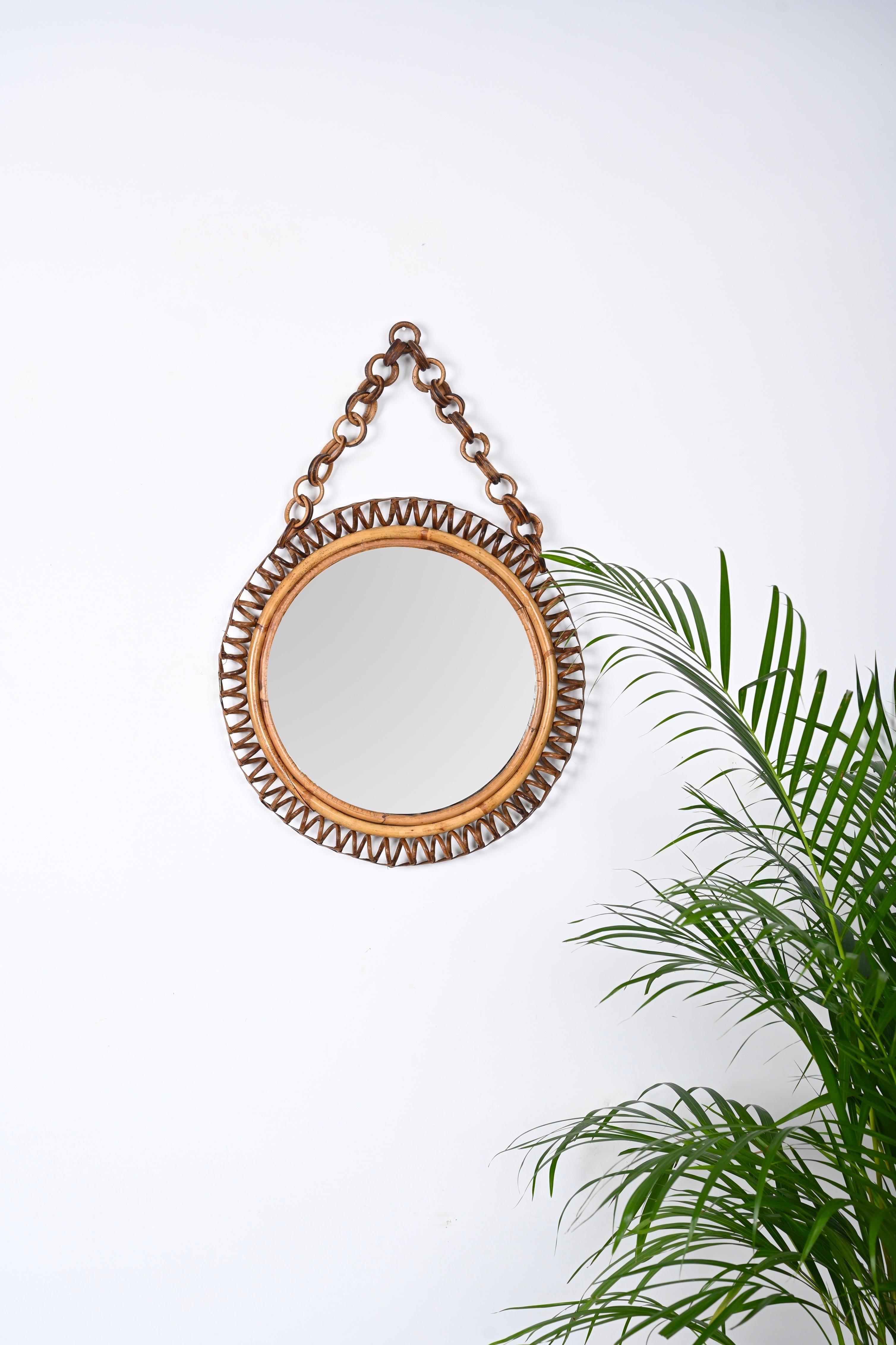 Amazing midcentury round rattan wall mirror. This Mid-Century Modern mirror was is attributed to Franco Albini and was produced in the 1960s in Italy.

The mirror features an incredible 