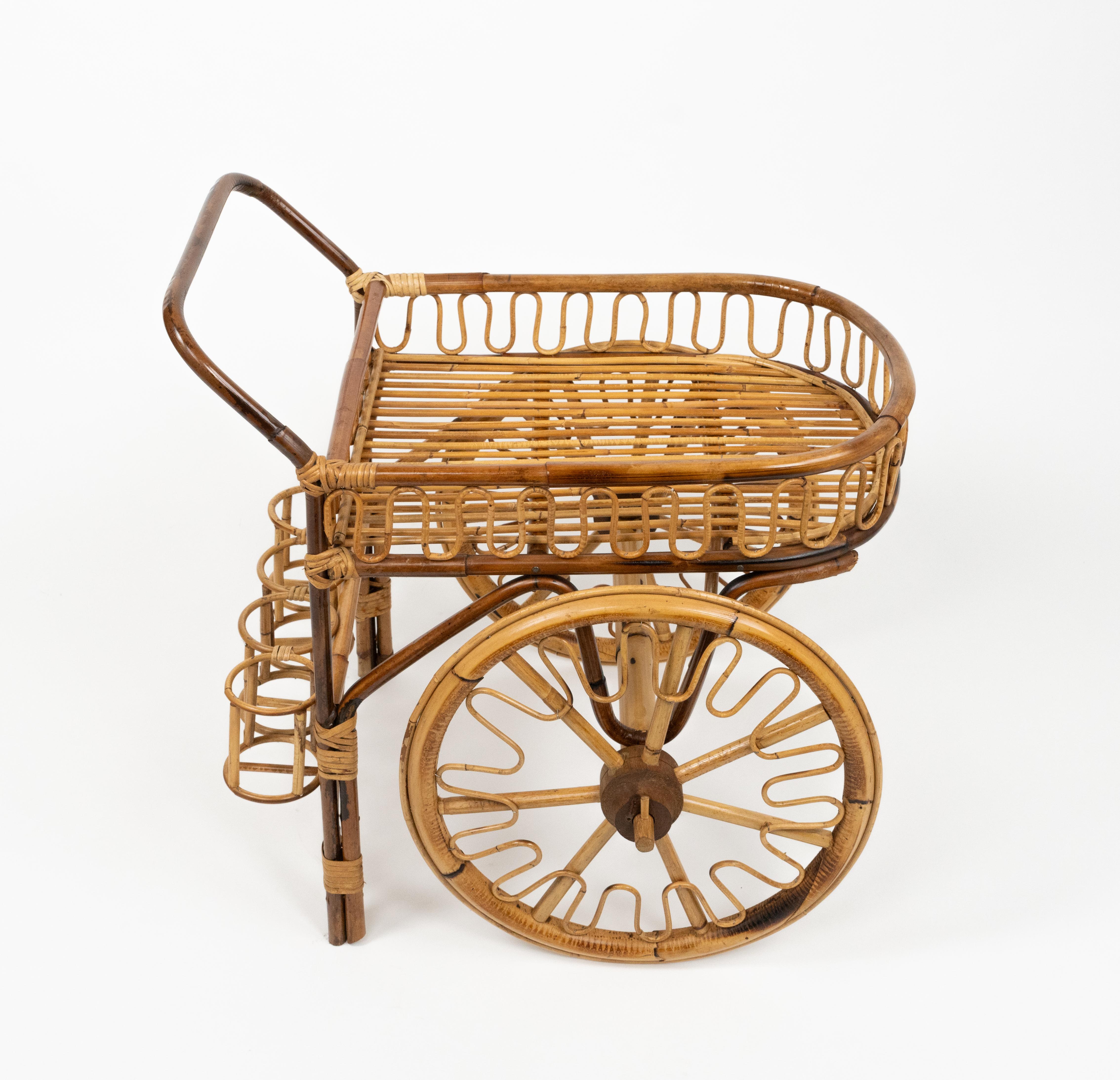 Carrello da bar in bambù e rattan della Costa Azzurra, con quattro portabottiglie e due grandi ruote.

Prodotto in Italia negli anni '50.