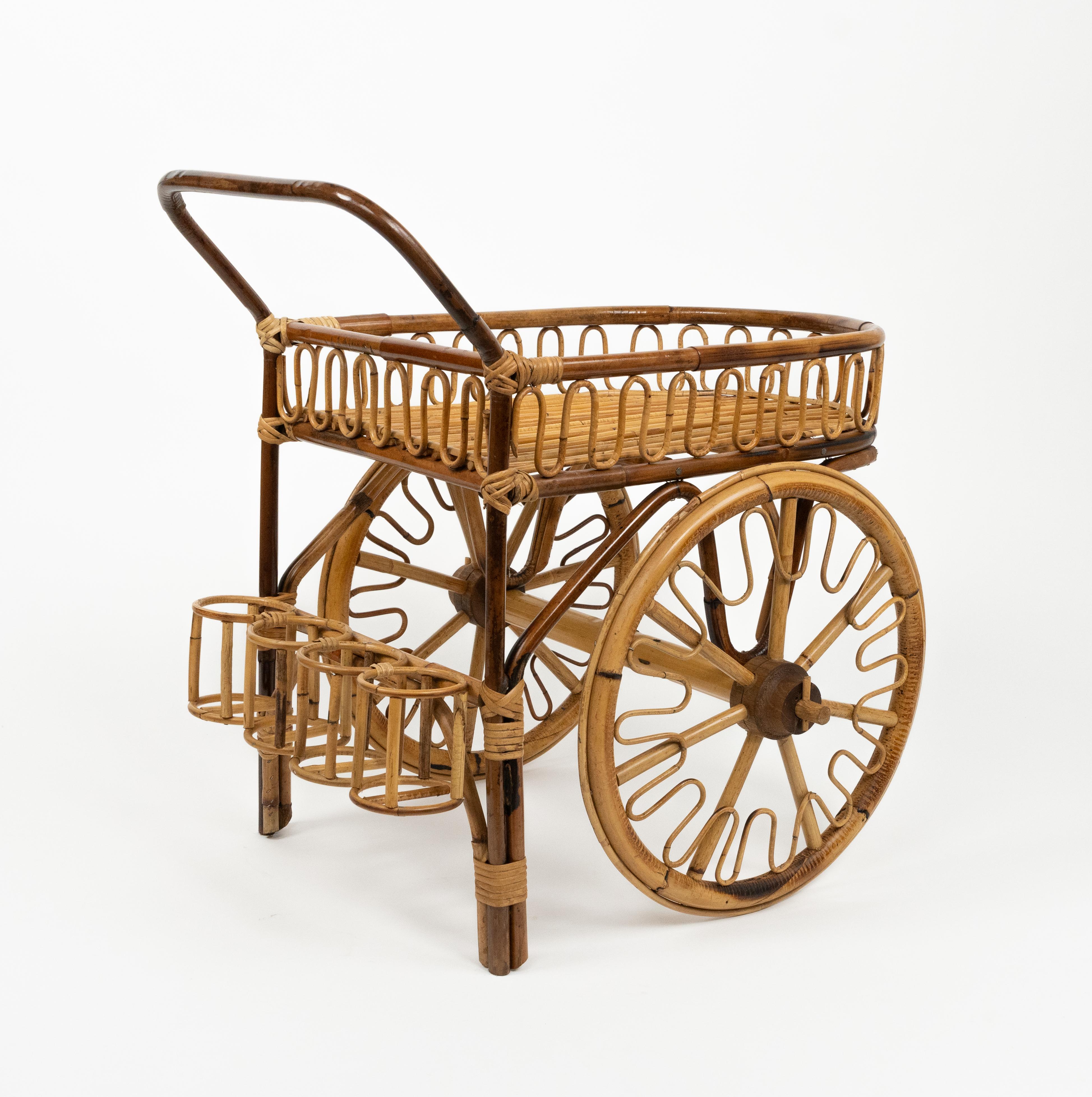Fatto a mano Carrello da bar di metà secolo in bambù e rattan, Italia 1950 in vendita