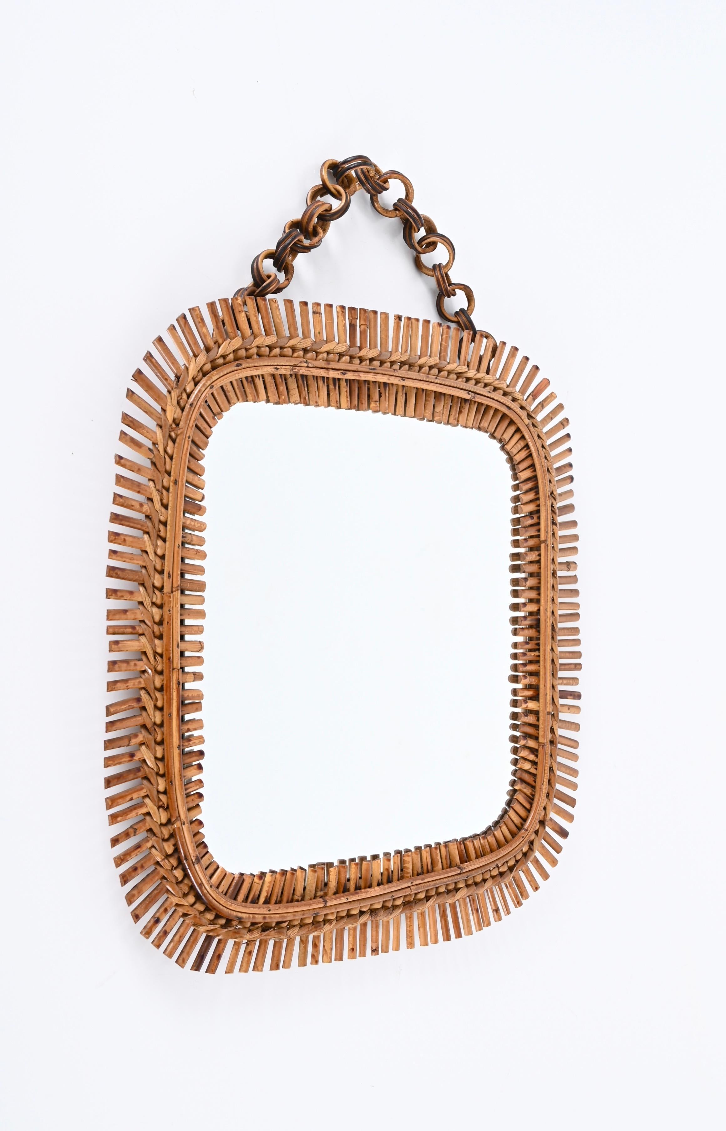 Fantastic square wall mirror in bamboo, rattan and wicker, made in Italy the 1960s and attributed to the mastery of Franco Albini.

This lovely mirror features a stunning square-shaped double frame in curved rattan crossed by small bamboo inserts,
