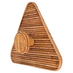 Appendiabiti triangolare in rattan e bambù della Costa Azzurra del Medioevo, anni '60