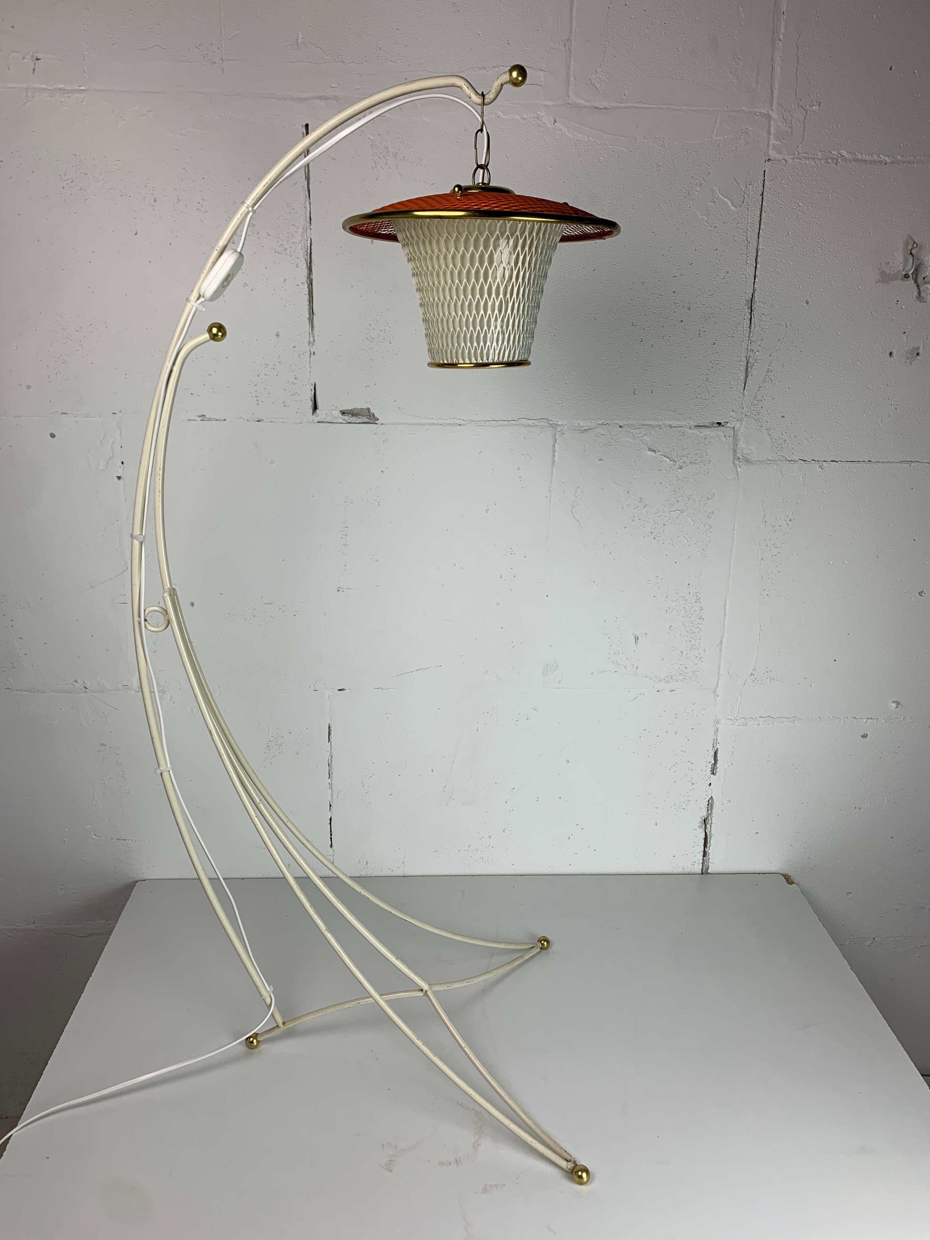 Lampadaire français merveilleusement propotionné bien que théoriquement il pourrait aussi être appelé une très grande lampe de table, 110 cm de hauteur. Une vraie trouvaille rare en bon état vintage, un peu d'usure sur le métal blanc, quelques
