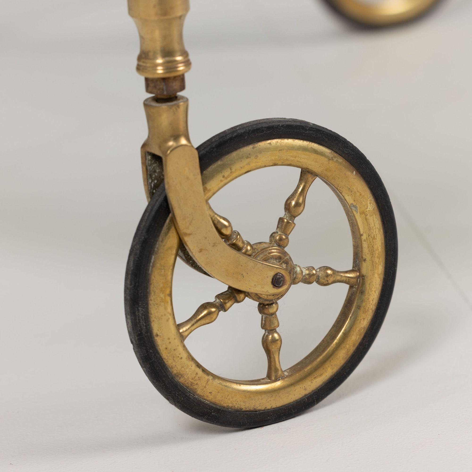 Carrello da portata rotondo in ottone francese del Medioevo di Maison Baguès in vendita 6
