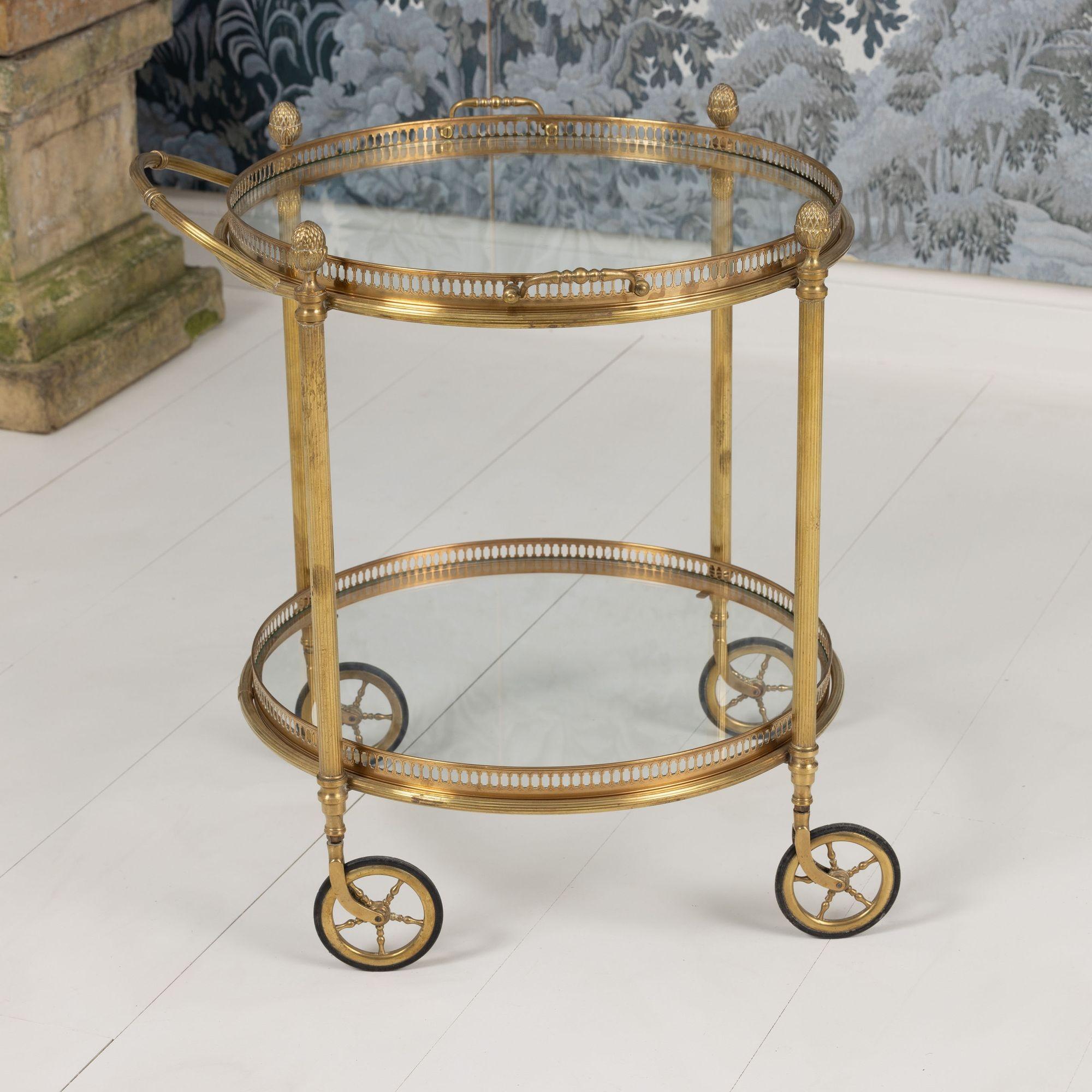 Carrello da portata rotondo in ottone francese del Medioevo di Maison Baguès in vendita 10