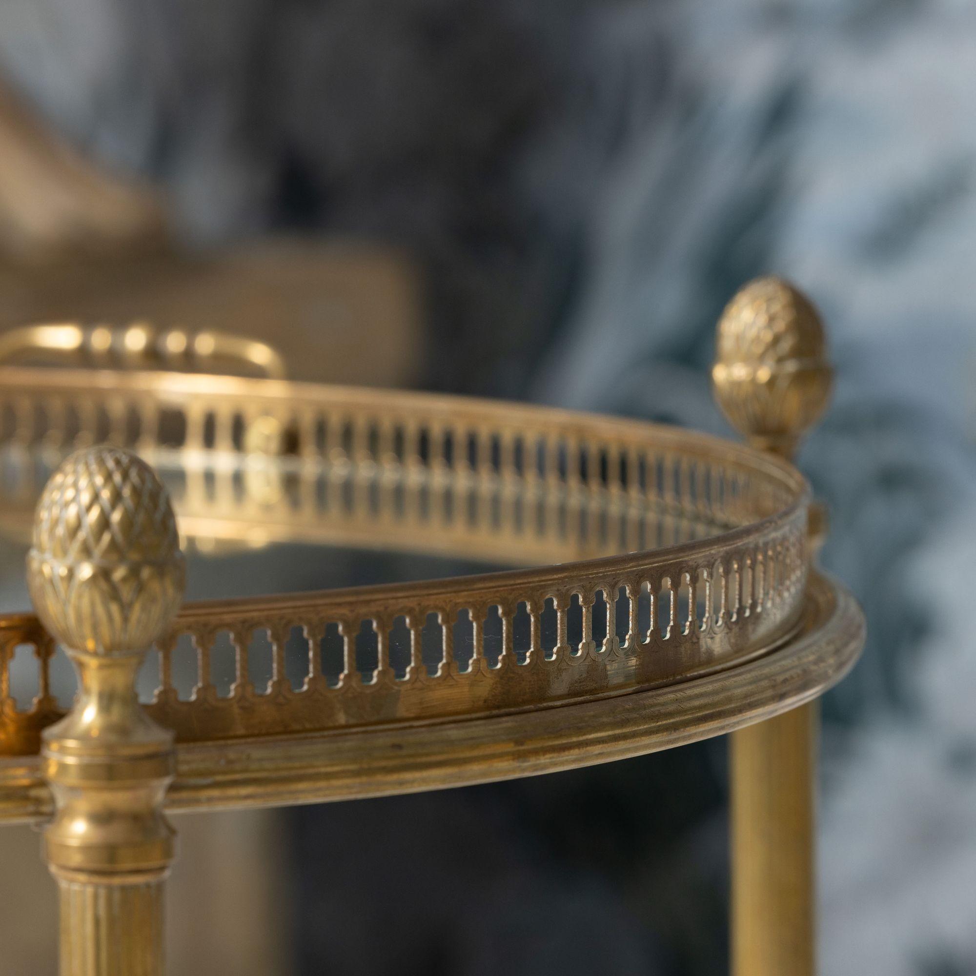 Carrello da portata rotondo in ottone francese del Medioevo di Maison Baguès in vendita 11