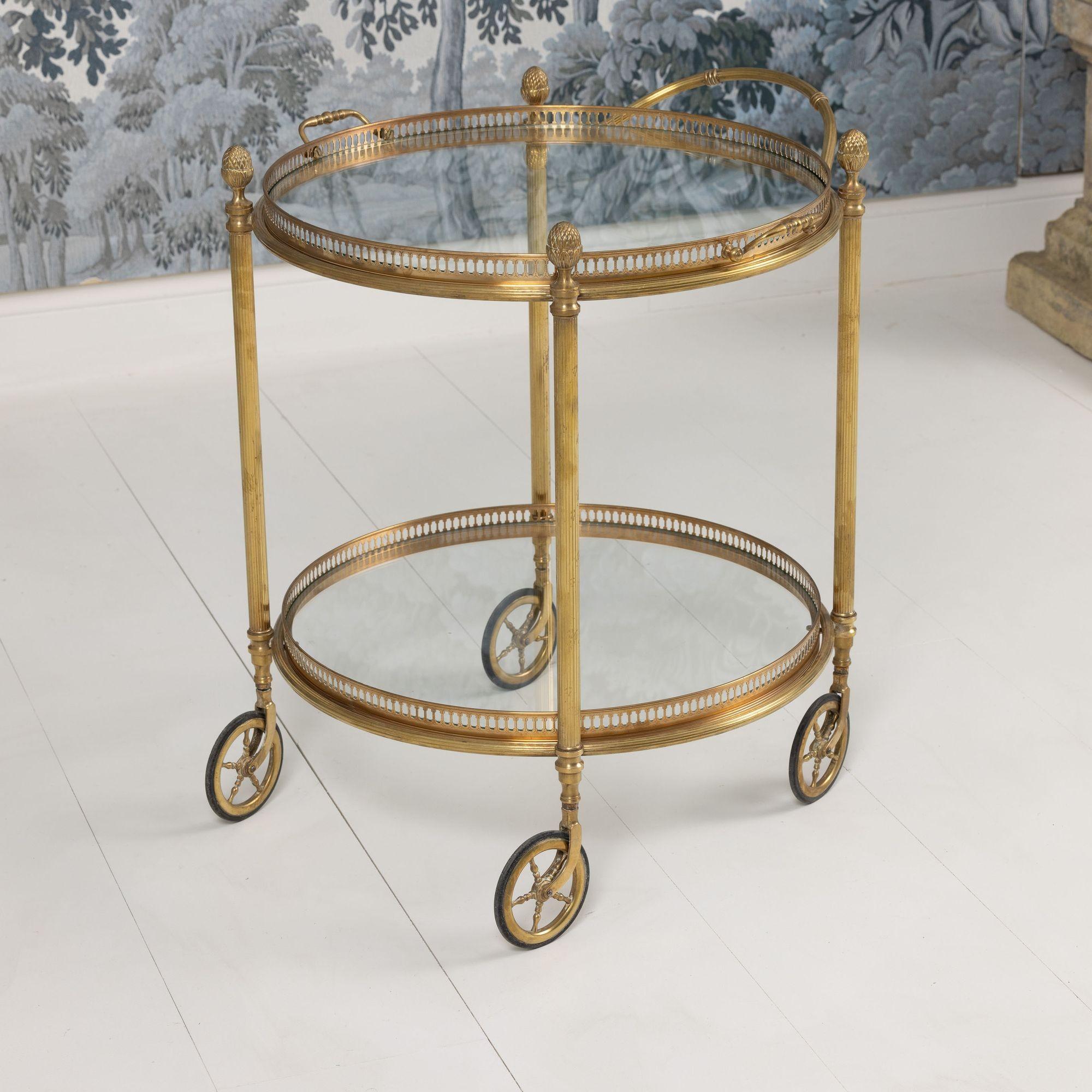 Hollywood Regency Carrello da portata rotondo in ottone francese del Medioevo di Maison Baguès in vendita