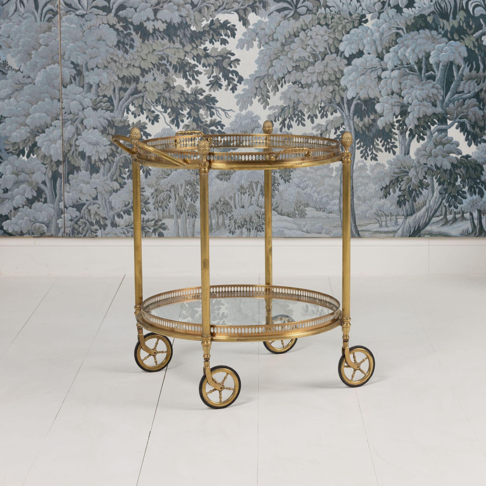 Francese Carrello da portata rotondo in ottone francese del Medioevo di Maison Baguès in vendita