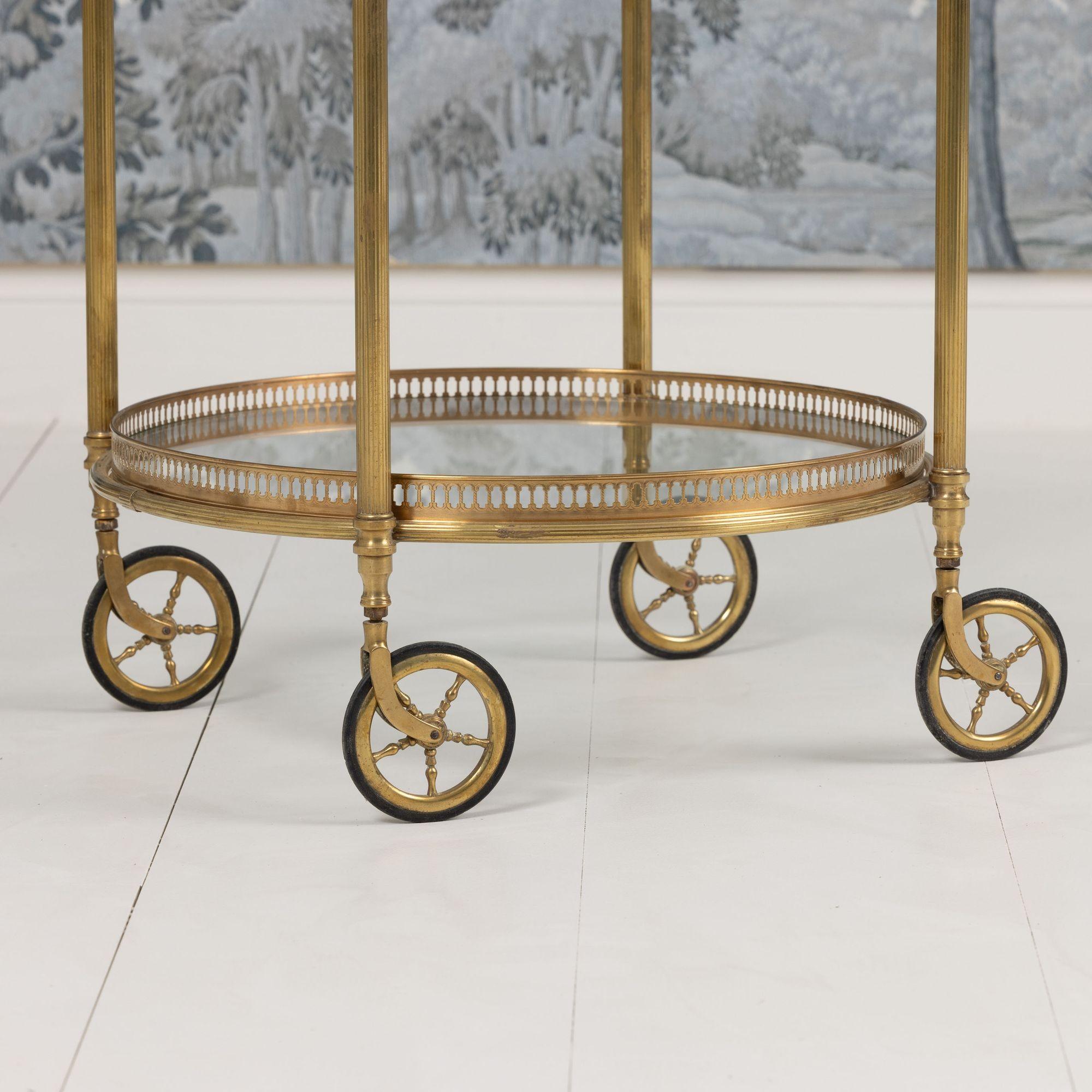XX secolo Carrello da portata rotondo in ottone francese del Medioevo di Maison Baguès in vendita