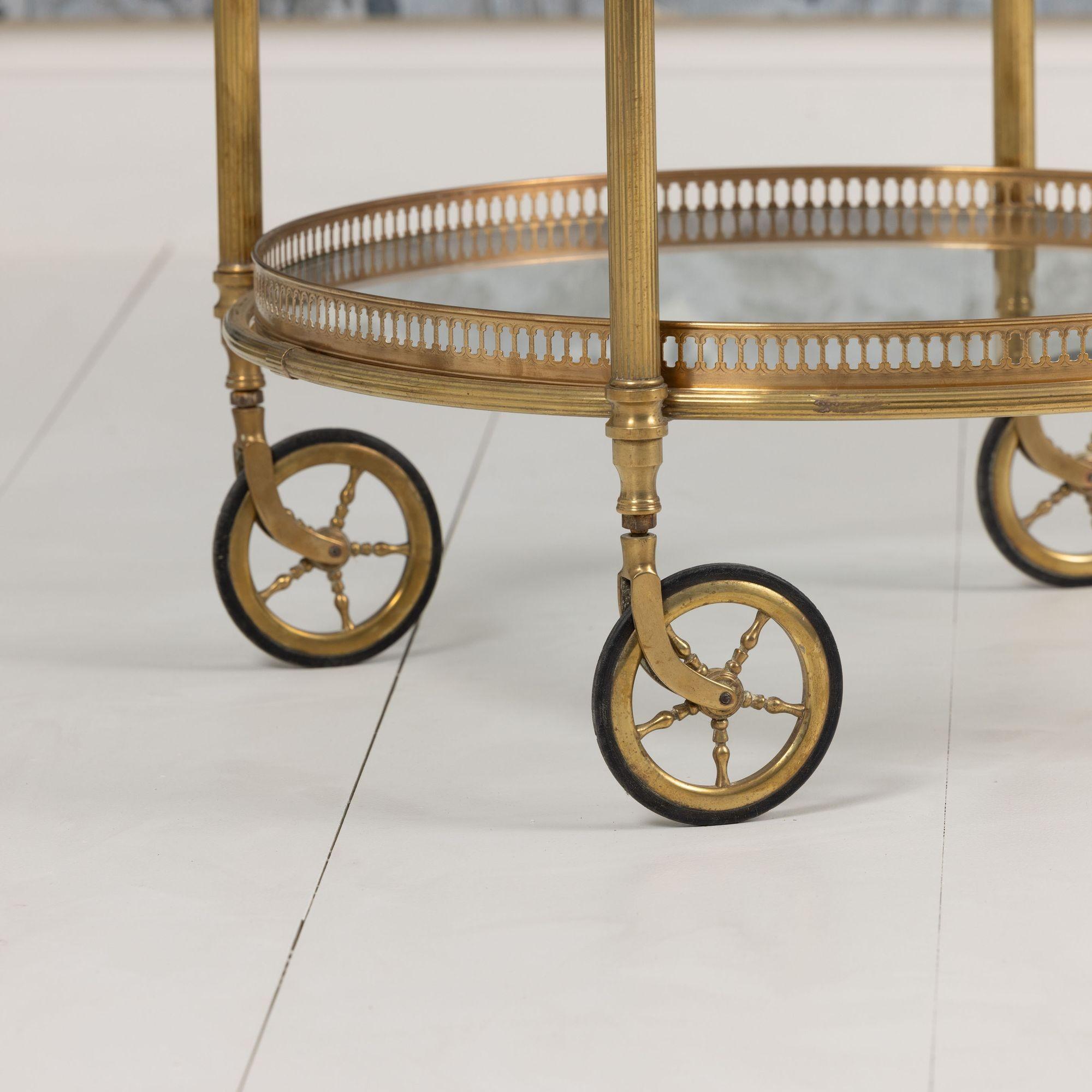 Ottone Carrello da portata rotondo in ottone francese del Medioevo di Maison Baguès in vendita