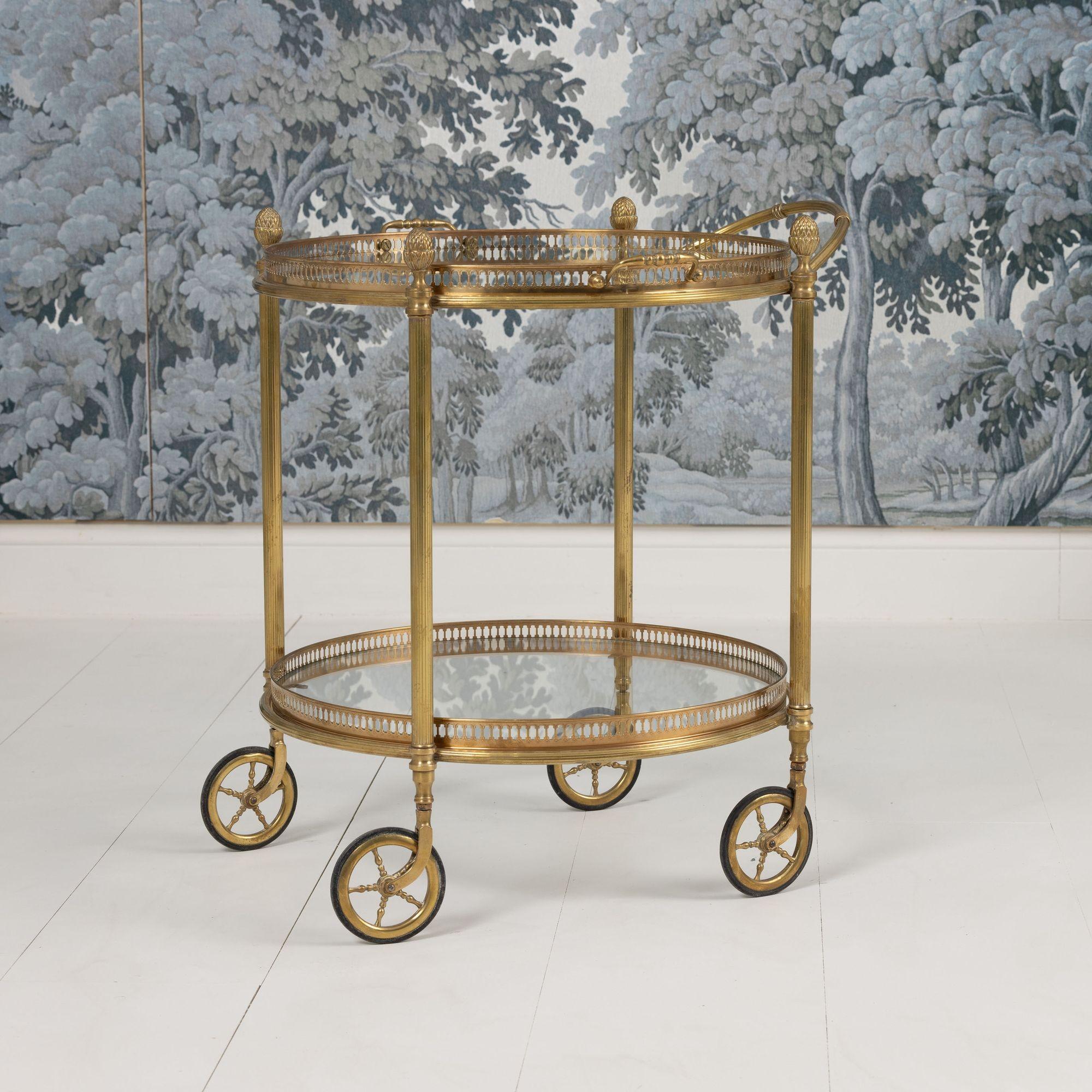 Carrello da portata rotondo in ottone francese del Medioevo di Maison Baguès in vendita 1