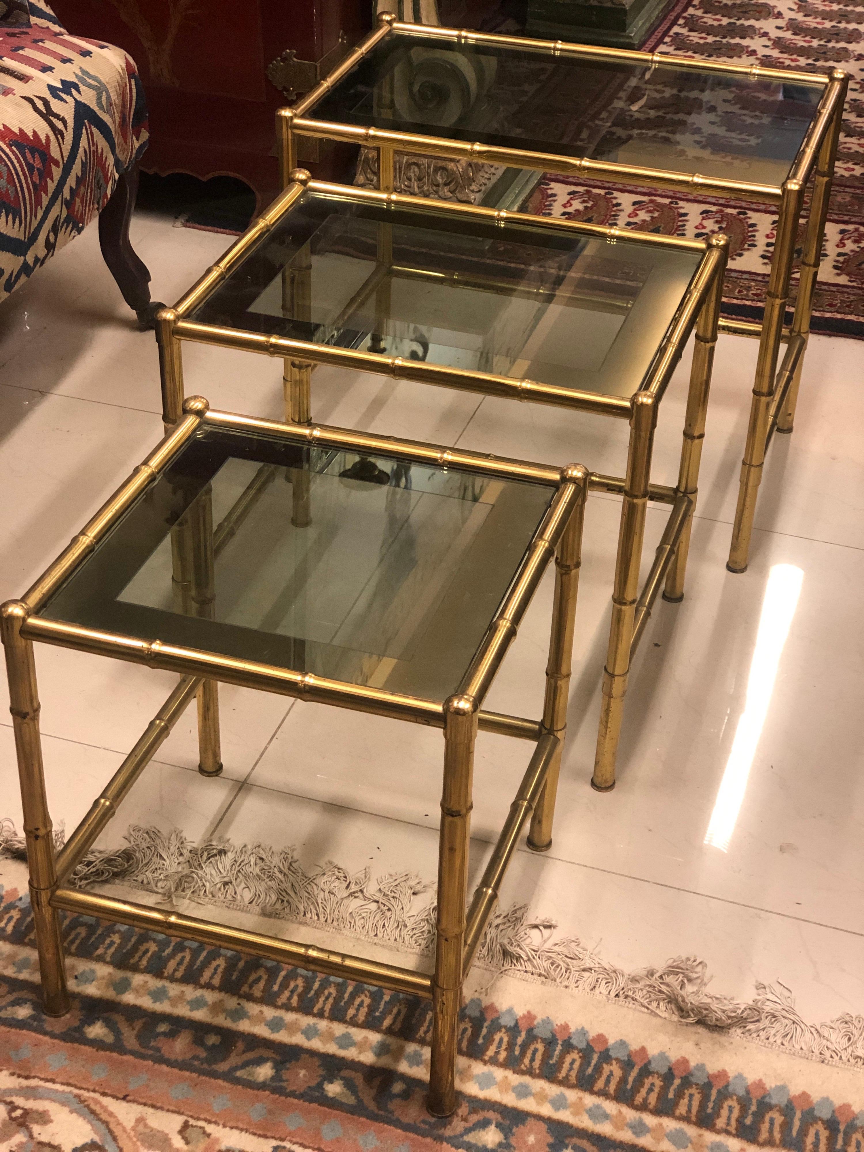 Elegant set of three small nesting side tables that goes in one another and are made in brass in bamboo legs with their original colored glass top.
France, circa 1960
Measurements:
40/35/35 cm
42/45/35 cm
46/55/35 cm.