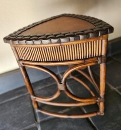 Table d'appoint française du milieu du siècle en bois de bambou et faux cuir d'autruche