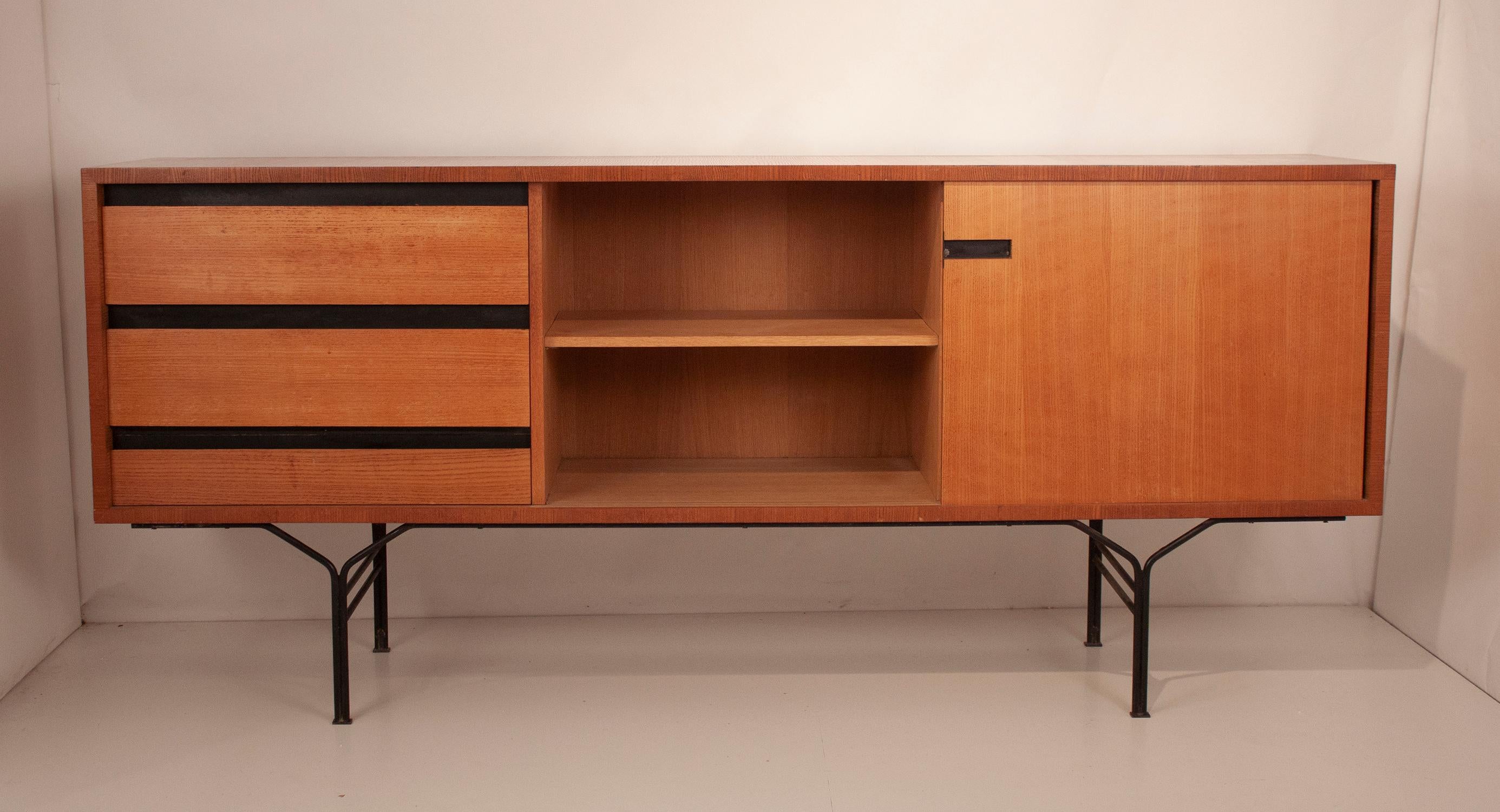 Wall unit by Gérard Guermonprez circa 1950
Sideboard by Gérard Guermonprez circa 1950, Ermenonville model, published by Magnani. The ash veneer structure opens with two sliding doors and a flap. The design of the black lacquered metal base is