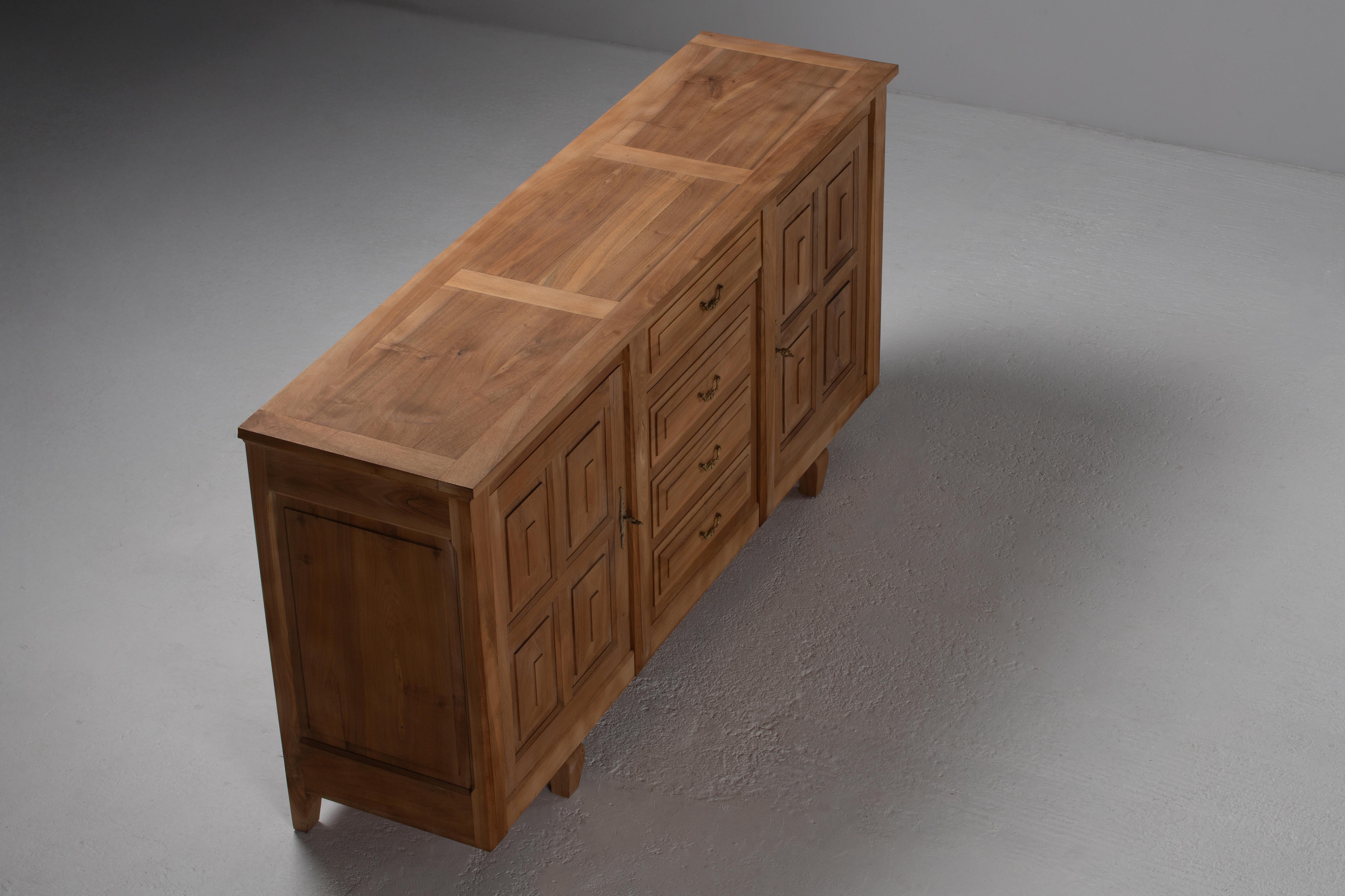 Credenza francese del Medioevo in Oak massiccio, anni '50 in vendita 3