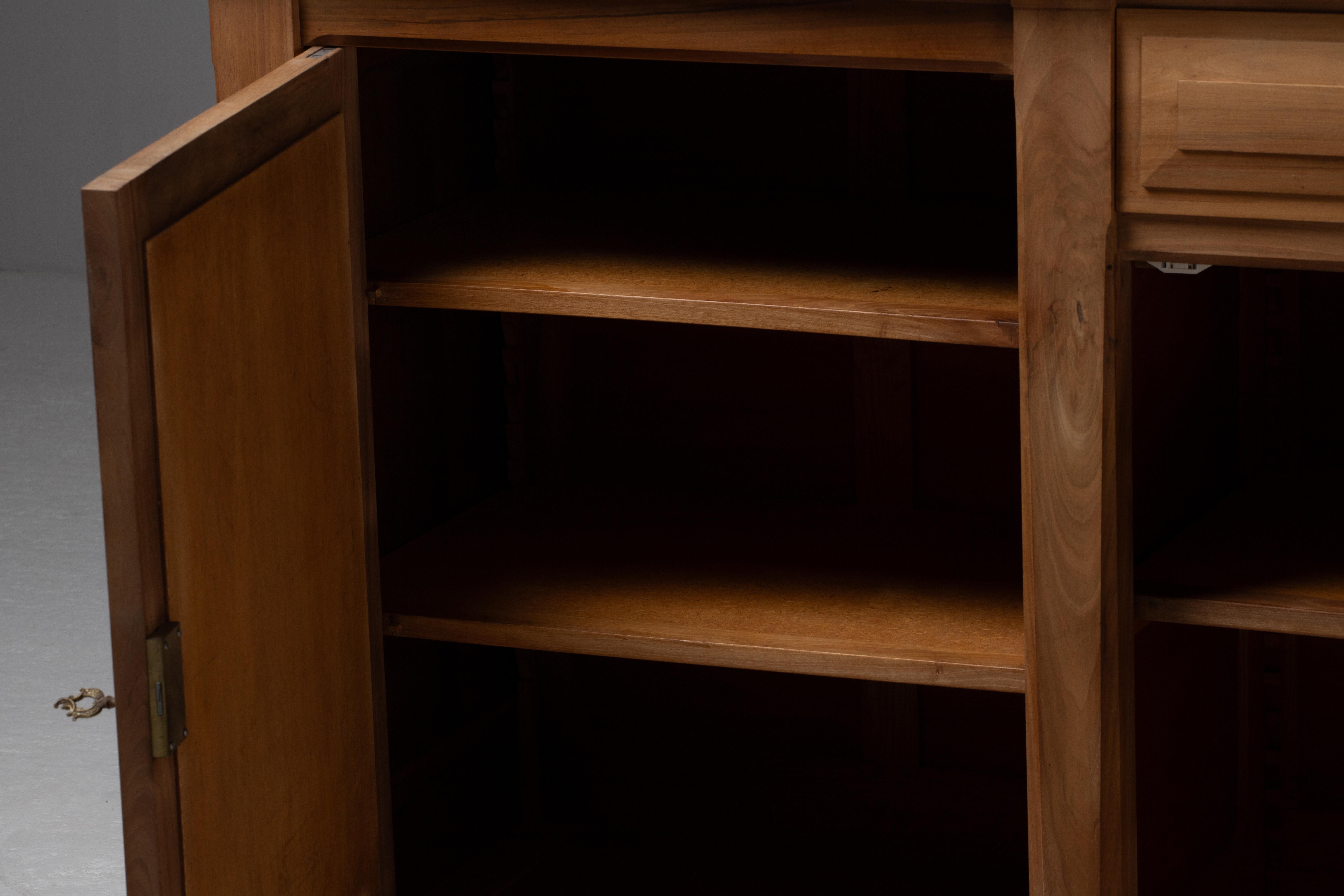 Francese Credenza francese del Medioevo in Oak massiccio, anni '50 in vendita