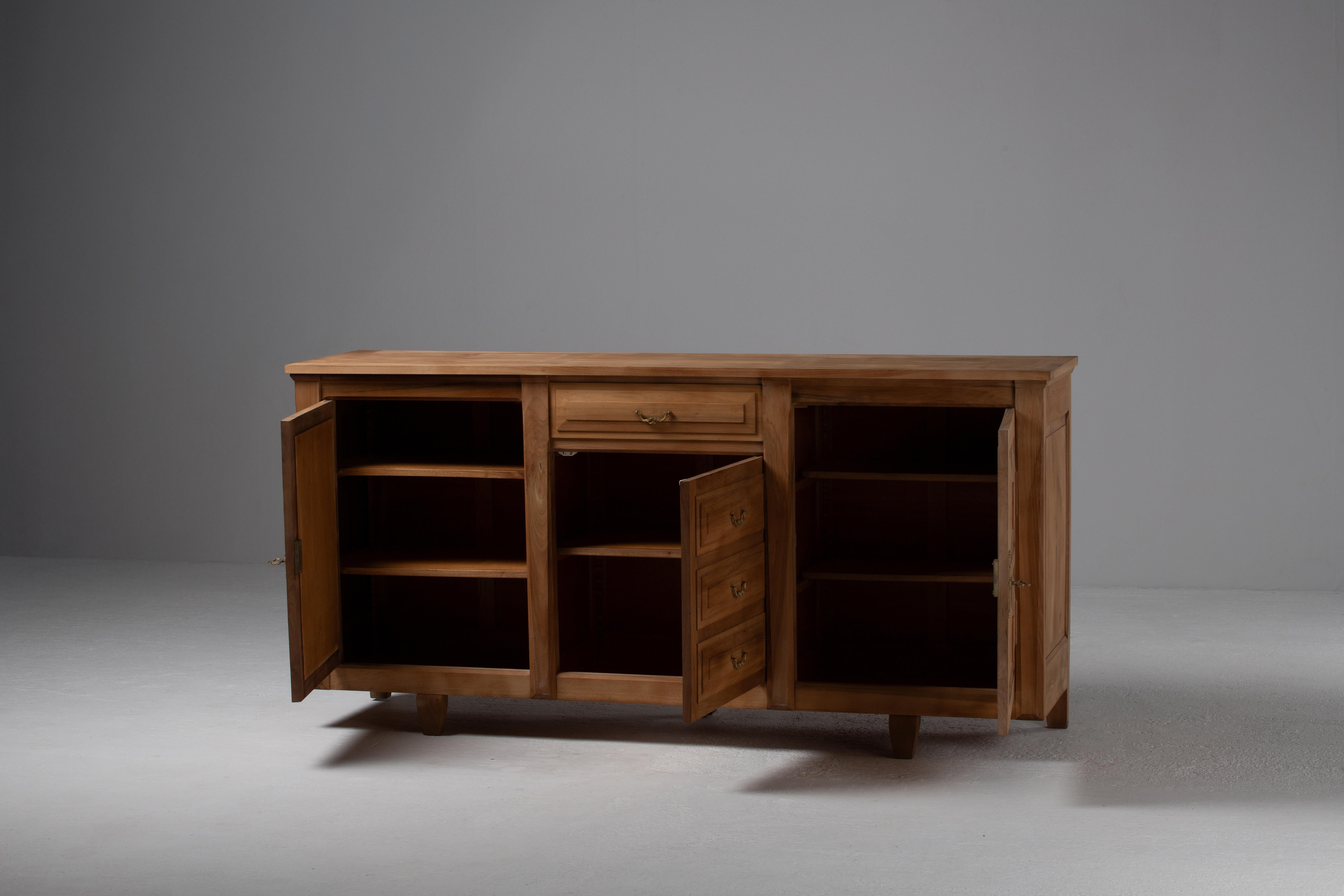 Credenza francese del Medioevo in Oak massiccio, anni '50 In condizioni buone in vendita a Kaštel Sućurac, Splitsko-dalmatinska županija