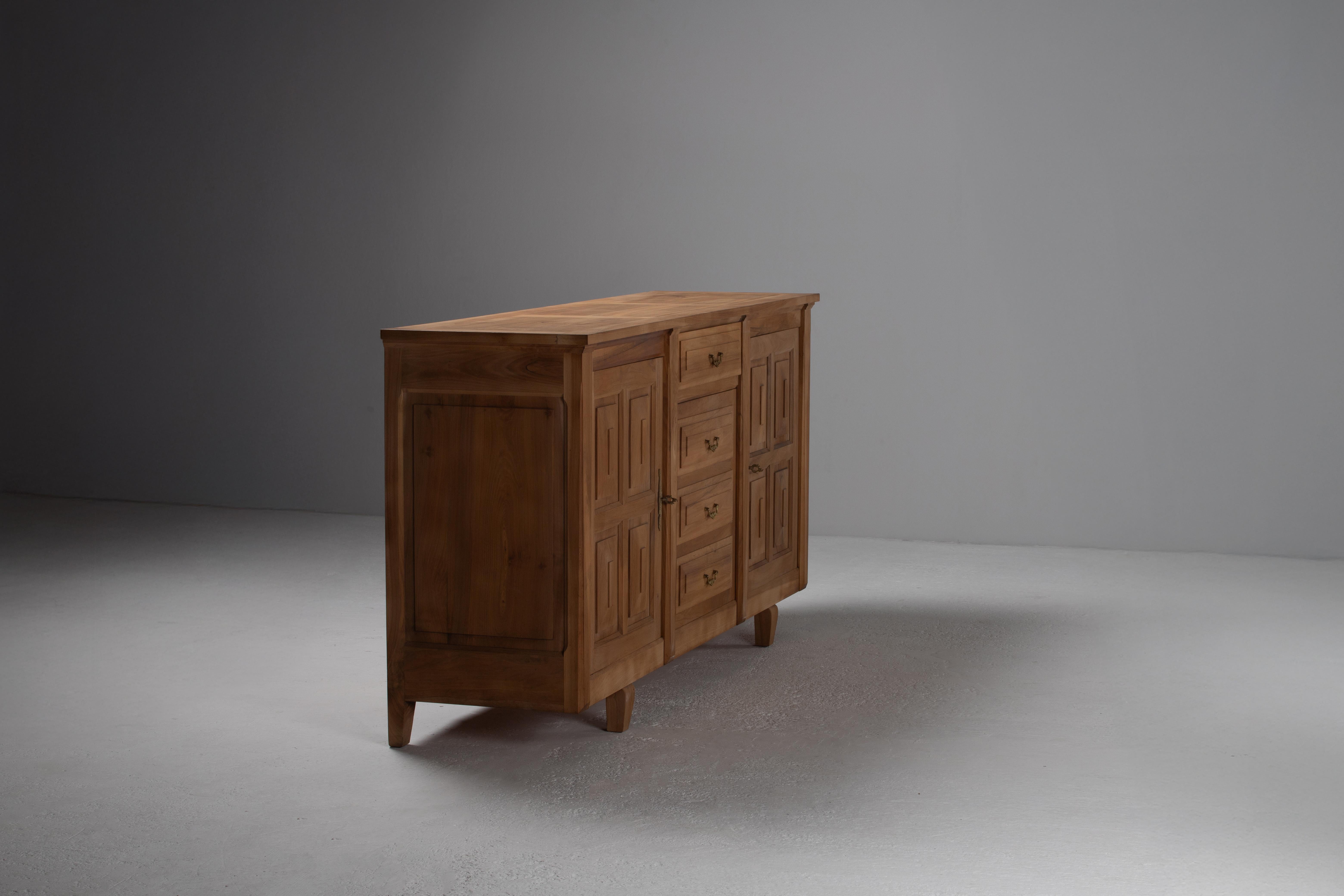Credenza francese del Medioevo in Oak massiccio, anni '50 in vendita 1