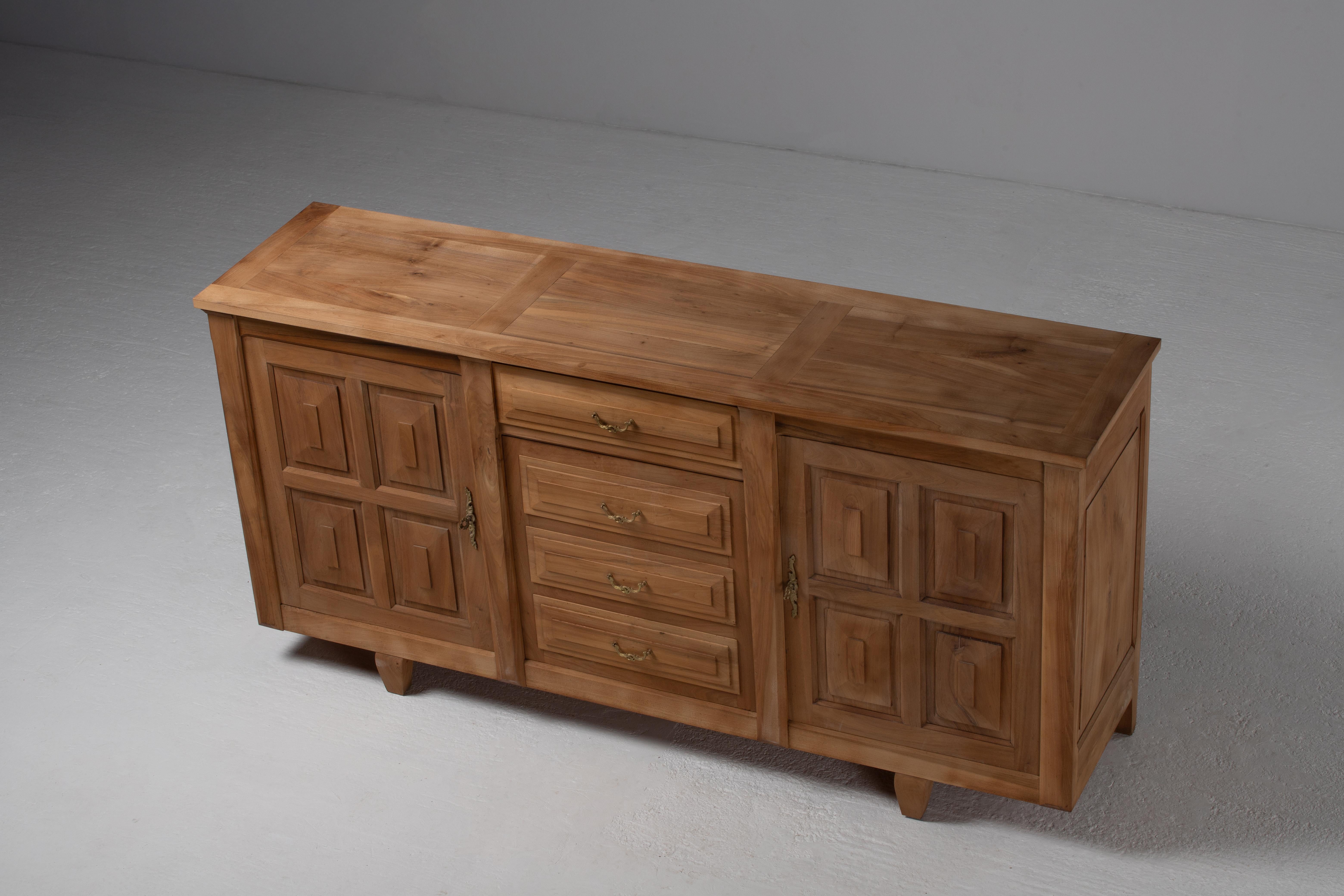 Credenza francese del Medioevo in Oak massiccio, anni '50 in vendita 2