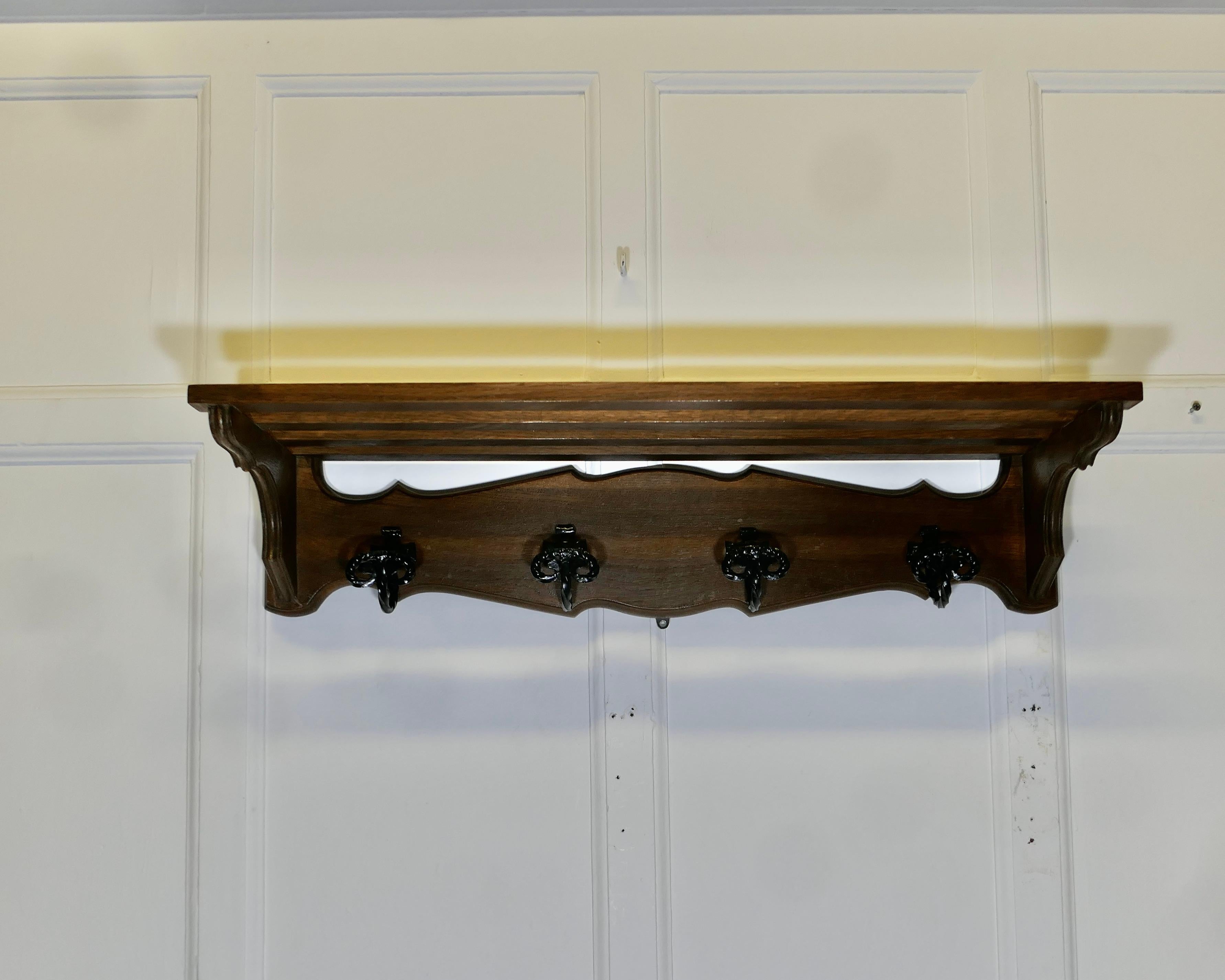 Appendiabiti da corridoio in rovere massiccio francese del Medioevo   Uno scaffale francese molto robusto in vendita 1