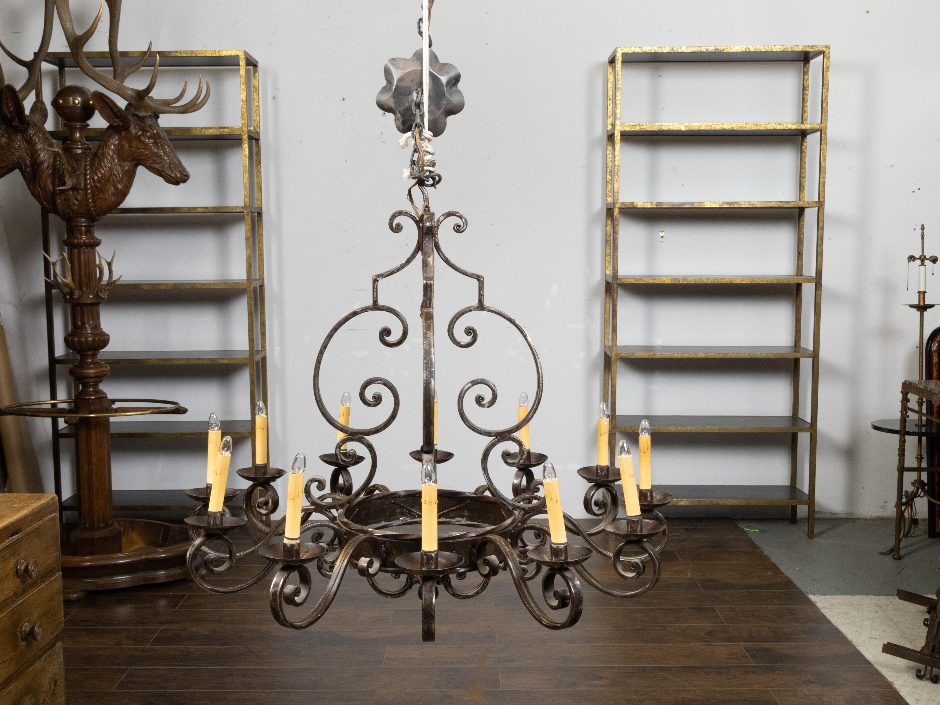 Mid-Century moderno Lampadario a 12 luci in acciaio francese del Medioevo con volute e patina scura in vendita