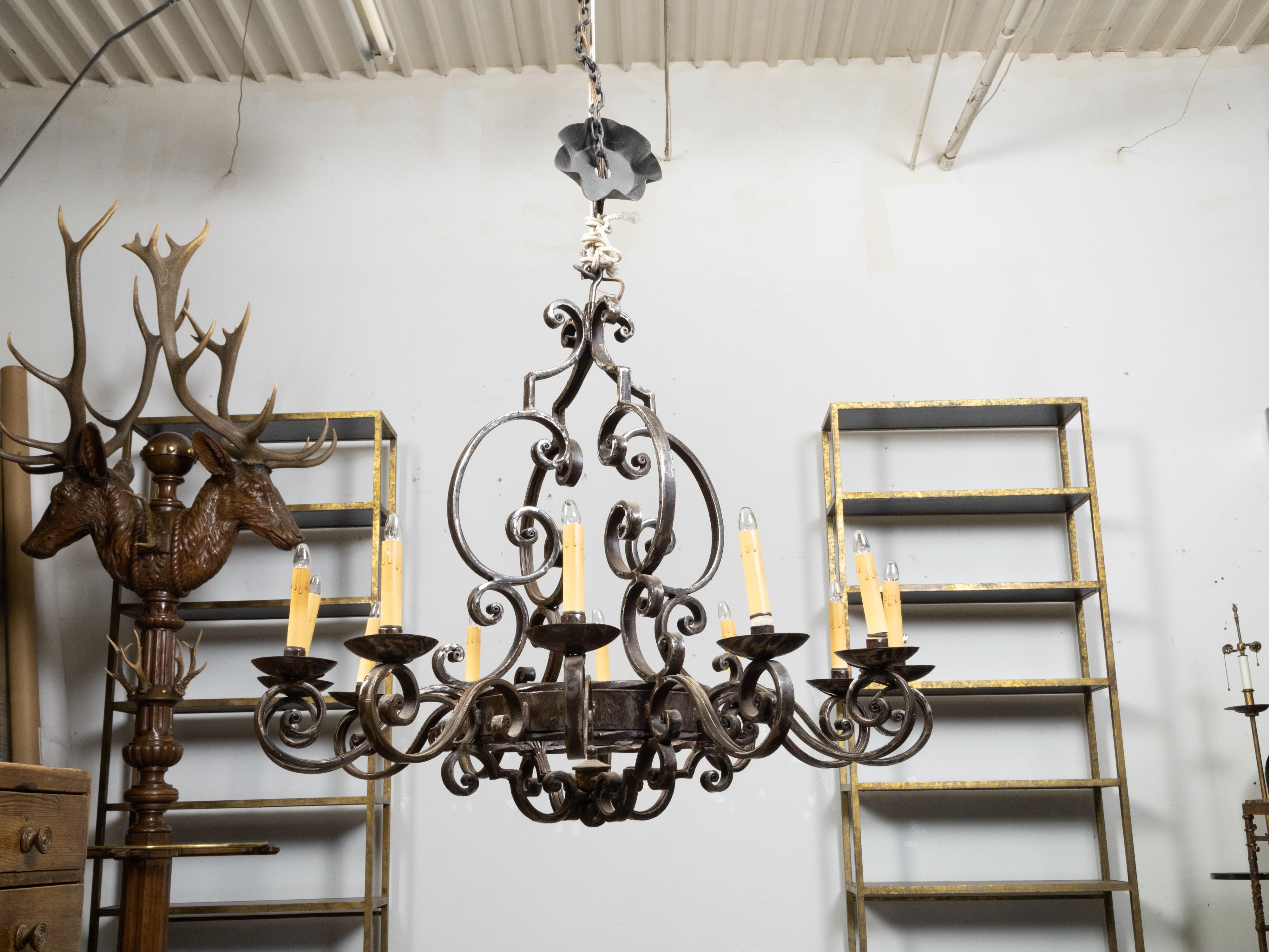Midcentury French Steel 12-Light Chandelier with Scrolls and Dark Patina For Sale 1