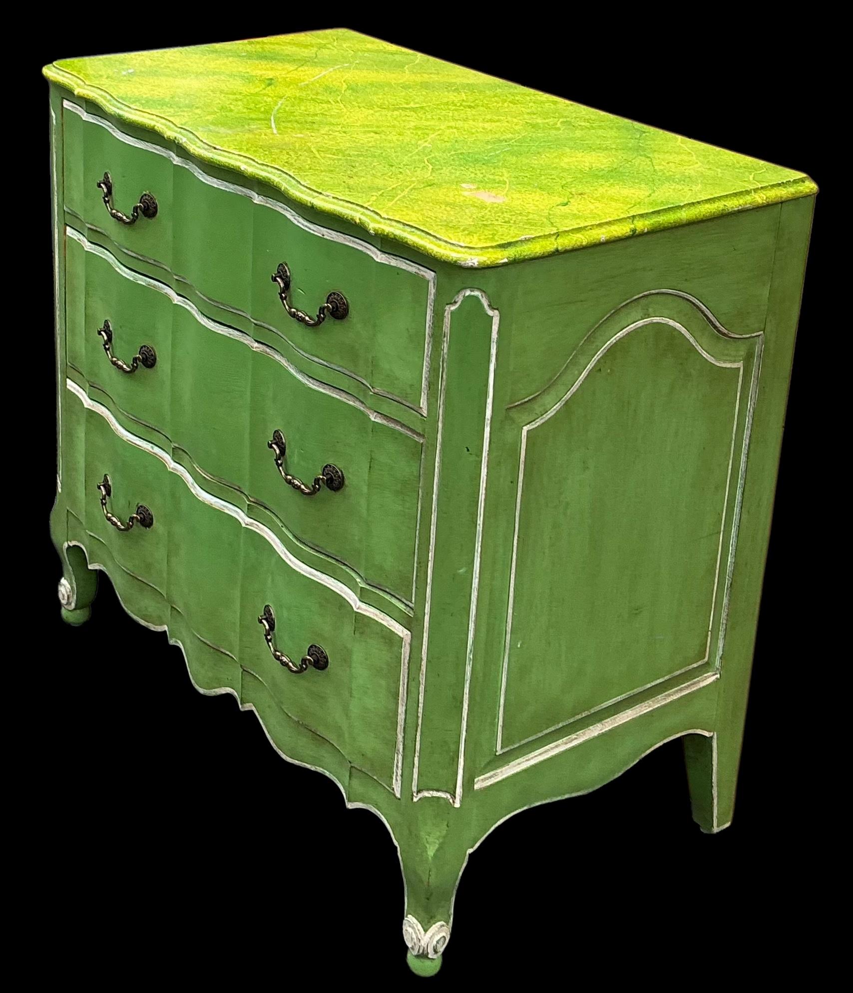 Si tratta di una commode in stile francese di metà secolo dipinta a mano da Davis Cabinet Company. La finitura del piano in finto marmo è vintage. Il pezzo è in noce con costruzione a coda di rondine. Un tempo la Davis era molto apprezzata per la